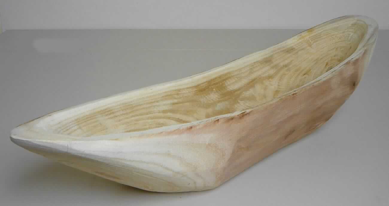 "Holz-Schale"
- schiffchenförmige Schale aus einem Stück massivem, nicht lackiertem Blauglockenbaumholz (lt. Antrag), 
  mit rauher Oberfläche, Abmessungen ca. 67 x 18 x 10 cm,
- zur Aufnahme von z.B. Dekorationsmaterial (nach Beschaffenheit kein Küchenartikel der Pos. 4419),
- zur Ausstattung von Innenräumen.
(Abbildung siehe Anlage)

"Innenausstattungsgegenstand aus Holz, kein Holz mit Einlegearbeit, nicht aus tropischem Holz im Sinne der Zusätzlichen Anmerkung 2 zu Kapitel 44; sog. Holz-Schale"