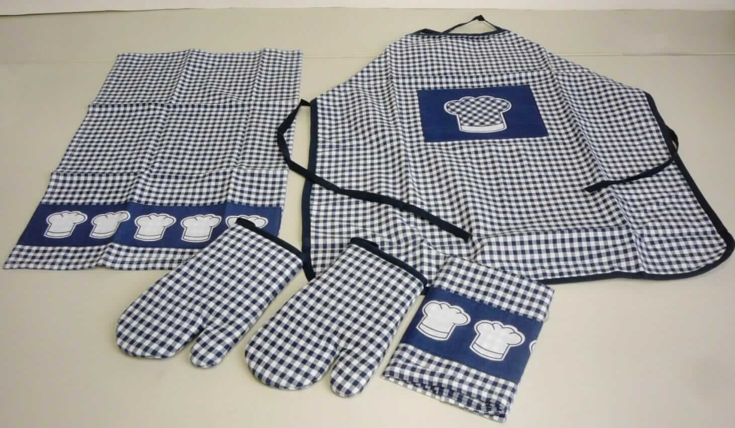 Kinderbackset, Art. 72030/01/53, Foto siehe Anlage,
- Warenzusammenstellung, bestehend aus einer Schürze, zwei Topfhandschuhen und zwei Geschirrtüchern,
- gemeinsam in einem Polybeutel für den Einzelverkauf aufgemacht und zur Befriedigung eines speziellen
  Bedarfs zusammengestellt,
- aus ca. 0,6 mm dicken, buntgewebten Geweben aus laut Antrag 100 % Baumwolle,
- Schürze:
-- als Latzschürze gearbeitet; den vorderen Teil des Körpers bedeckend, 
-- in den Abmessungen: ca. 60 cm x 52 cm,
-- vorn mit einer aufgesetzten, kontrastfarbenen, offenen Tasche, mit einem Aufdruck in Form einer "Kochmütze" 
   verziert,
-- ohne Hinweise auf den Trägerkreis (unisex), 
-- mit schmalen Streifen aus kontrastfarbenen Geweben eingefasst,
-- mit Nackenträger und Bindebänder in der Taille aus kontrastfarbenen Geweben,
-- u. a. aufgrund der Größe keine Arbeits- und Berufskleidung,
- zwei Topfhandschuhe:
-- in den Abmessungen: ca. 20 cm x 13 cm,
-- abgesteppt wattiert gefüttert,
-- an der Öffnung mit einem Band aus einem kontrastfarbenen Gewebe eingefasst,
-- mit einer Aufhängeschlaufe,
- zwei Geschirrtücher:
-- rechteckig; in den Abmessungen: ca. 50,5 cm x 31,5 cm, 
-- an den Rändern durch Umschlagen und Festnähen gesäumt (somit konfektioniert),
-- im unteren Bereich mit einem aufgenähten, kontrastfarbenen, mit Aufdrucken in Form von "Kochmützen" 
   verzierten Streifen aus einem Gewebe,
-- mit einer Aufhängeschlaufe,
-- werden üblicherweise gewaschen,
- im Hinblick auf die Verwendung sind alle Bestandteile gleichbedeutend, im Hinblick auf den Wert ist die Schürze
  charakterbestimmend, im Hinblick auf die Anzahl sind die Topfhandschuhe sowie die Geschirrtücher charakter-
  bestimmend, hinsichtlich des Gewichts bestimmen die Geschirrtücher den Charakter der 
  Warenzusammenstellung, somit keine Ware der Position 6211.

"Küchenwäsche, aus Spinnstoffen, nicht aus Frottierware, aus Baumwolle"