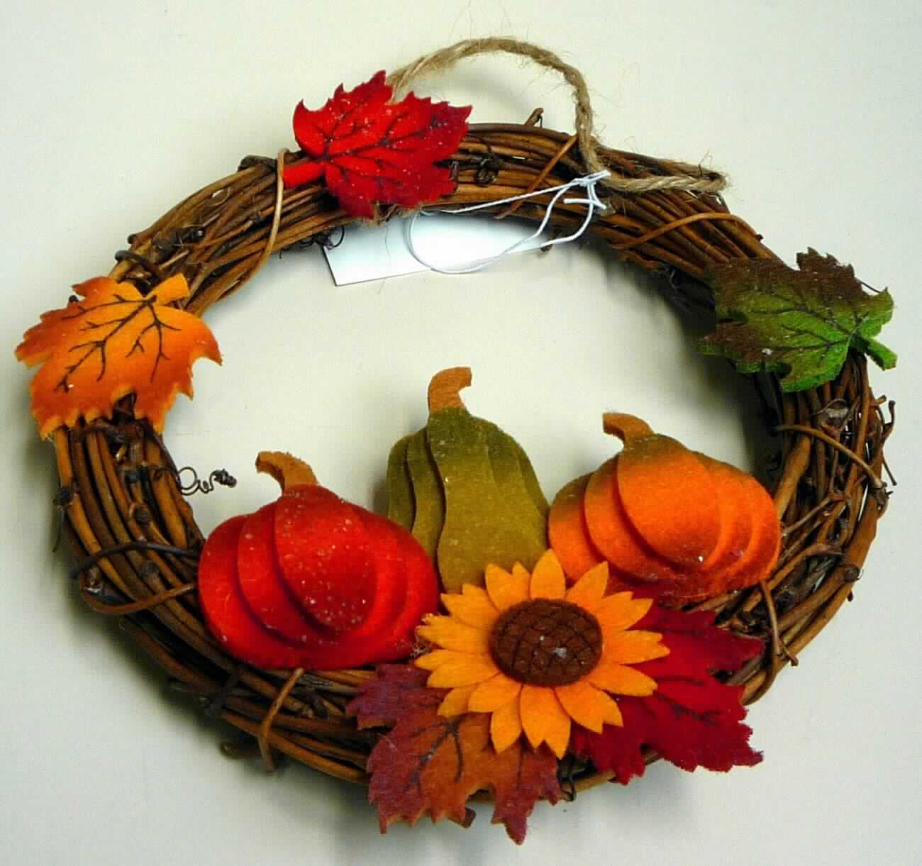 Nach den Antragsangaben, dem vorgelegten Warenmuster (sog. "Herbstkranz") und den ergänzenden Antragsangaben handelt es sich um einen handgearbeiteten Zierkranz aus ringförmig miteinander verwundenen Rattanzweigen (Flechtstoff im Sinne der Anmerkung 1 zu Kapitel 46) mit einem Durchmesser von ca. 15 cm und einer Breite von ca. 2 cm.
Der Flechtstoffring ist auf der Schauseite teilweise mit bunten Filzzuschnitten (fünf Blättern, einer Blüte und drei Kürbissen) verziert. Am oberen Ende befindet sich eine Aufhängeschlaufe aus Hanfband.
Die Ware wird üblicherweise als Tür- oder Wandschmuck verwendet.
Die Flechtstoffe verleihen der Ware insbesondere im Hinblick auf den Umfang und den Wert den wesentlichen Charakter.

Zolltarifrechtlich handelt es sich um eine "Flechtstoffware, unmittelbar aus pflanzlichen Flechtstoffen hergestellt, aus Rattan, handgearbeitet".