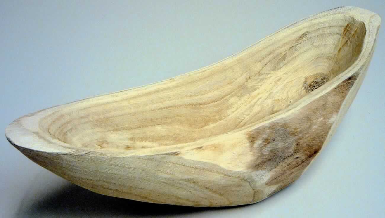 "Holz-Schale"
- schiffchenförmige Schale aus einem Stück massivem, nicht lackiertem Blauglockenbaumholz (lt. Antrag), 
  mit rauher Oberfläche, Abmessungen ca. 38 x 16 x 11 cm,
- zur Aufnahme von z.B. Dekorationsmaterial (nach Beschaffenheit kein Küchenartikel der Pos. 4419),
- zur Ausstattung von Innenräumen.
(Abbildung siehe Anlage)

"Innenausstattungsgegenstand aus Holz, kein Holz mit Einlegearbeit, nicht aus tropischem Holz im Sinne der Zusätzlichen Anmerkung 2 zu Kapitel 44; sog. Holz-Schale"