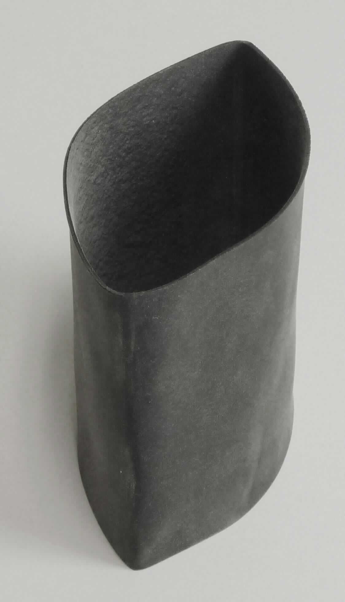 Angaben des Antragstellers:
Bei der Ware handelt es sich um synthetische Gummischläuche.
Inhaltsstoffe: Polyisopren-Polymere, Farbpigmente, andere Additive

Untersuchungsergebnisse an einem Warenmuster:
Flachliegender Schlauch aus einem schwarzen, elastischen Material (Durchmesser: ca. 7,5 cm; Höhe: ca. 9 cm).

Befund:
Es liegt ein Schlauch aus Kautschuk ohne Form-, Verschluss- oder Verbindungsstücke im Sinne der Position 4009 vor.