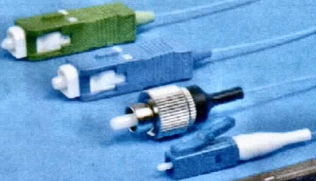 Lichtwellenleiter-Kabel, bestehend aus einer einzelnen polarisationserhaltenden Einmoden-Glasfaser mit einem Durchmesser von 4 µm, umhüllt von einem Glasüberzug (Cladding) von 125 µm und einem Acrylat-Coating (900 µm) und darin eingelassenen Druckelementen sowie einer PVC-Schutzummantelung, mit einer Gesamtlänge von 200 cm und mit Steckvorrichtungen (FC/APC) ausgestattet, für eine Wellenlänge von 633 nm.

Das Erzeugnis ist als "Kabel, auch mit Anschlussstücken, aus einzeln umhüllten optischen Fasern" einzureihen.