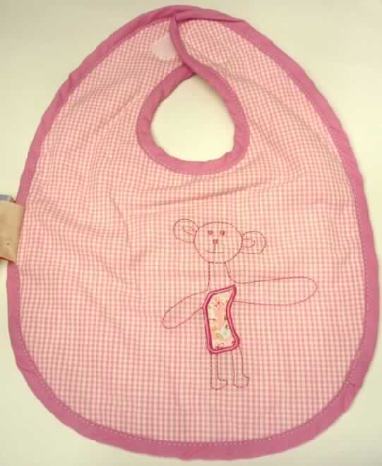 Bekleidungszubehör für Kleinkinder, sog. Lätzchen Bär Lolla Rossa, Art. 0155092, Foto siehe Anlage,
- laut Antrag für Babies und Kleinkinder bis zu einem Alter von 18 Monaten bestimmt,
- in annähernd rechteckiger Form, mit abgerundeten Ecken flachliegend in den Abmessungen: ca. 29 cm x 23 cm,
- doppellagig gearbeitet; mit einer Gesamtdicke von ca. 3,5 mm; 
  mit einer charakterbestimmenden Vorderseite (Schauseite) aus buntgewebten (Vichykaro rosa/weiß) 
  Geweben aus laut Etikett 100% Baumwolle und einer Rückseite aus einfarbigen Frottiergewirken aus 
  laut Etikett 100% Polyamid (synthetische Chemiefasern),
- im oberen Drittel mit einer Öffnung, die im Nacken mit einem Klettverschluss geschlossen werden kann;
  im geschlossenen Zustand mit einem Umfang von ca. 15 cm,    
- vorn mit einem aufgestickten Tiermotiv verziert,
- an den Rändern und an der Öffnung mit schmalen, kontrastfarbenen Streifen aus Geweben eingefasst.

"Bekleidungszubehör für Kleinkinder (Lätzchen), aus Geweben, aus Baumwolle"