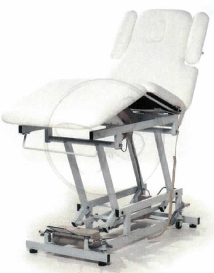 Sog. Massageliege (Art. 680 VE - 3 72 SF), siehe Foto, 
Es handelt sich um eine mit drei Motoren ausgestattete, ca. 200 x 72  cm (LxB) große, von 50 bis auf 90 cm höhenverstellbare Liege, im Wesentlichen bestehend aus einem rollbaren Gestell aus Metall und einer Liegefläche mit gepolstertem Kunstlederbezug, dessen Rückenlehne, Arm- und Beinauflagen ebenfalls verstellbar sind.
Im Kopfbereich befindet sich eine Öffnung mit herausnehmbarem Kissen für das Gesichtsfeld.
Die Ware ist zusätzlich mit einer Papierrollenhalterung sowie Nacken-bzw. Kniekissen ausgestattet und ist dazu bestimmt als Massageliege beim Physiotehrapeuten bzw. beim Kosmetiker Einsatz zu finden.
Se ist als "Möbel für die Humanmedizin, Massageliege" einzureihen.