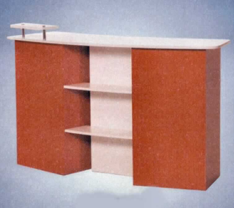 Sog. Empfangstheke (Art. Nr. 18002), s. Foto, im Wesentlichen bestehend aus einem unterschrankähnlichen Möbel mit zwei Ablagefächern auf der Vorderseite und fünf Ablagefächern, zwei Schubfächern (eines davon abschließbar) sowie einem Türfach auf der Rückseite. 
Das Möbel besteht aus lackierten bzw. folienbeklebten Holzfaserplatten (MDF-Platten) und dient zum Aufstellen auf dem Boden, z.B. in Friseursalons und Kosmetikstudios. 
Maße: 86 x 140 x 50 cm (H x L x T)

Die Ware ist als "anderes als von den Positionen 9401 und 9402 erfasstes Holzmöbel von der in Läden verwendeten Art" einzureihen.