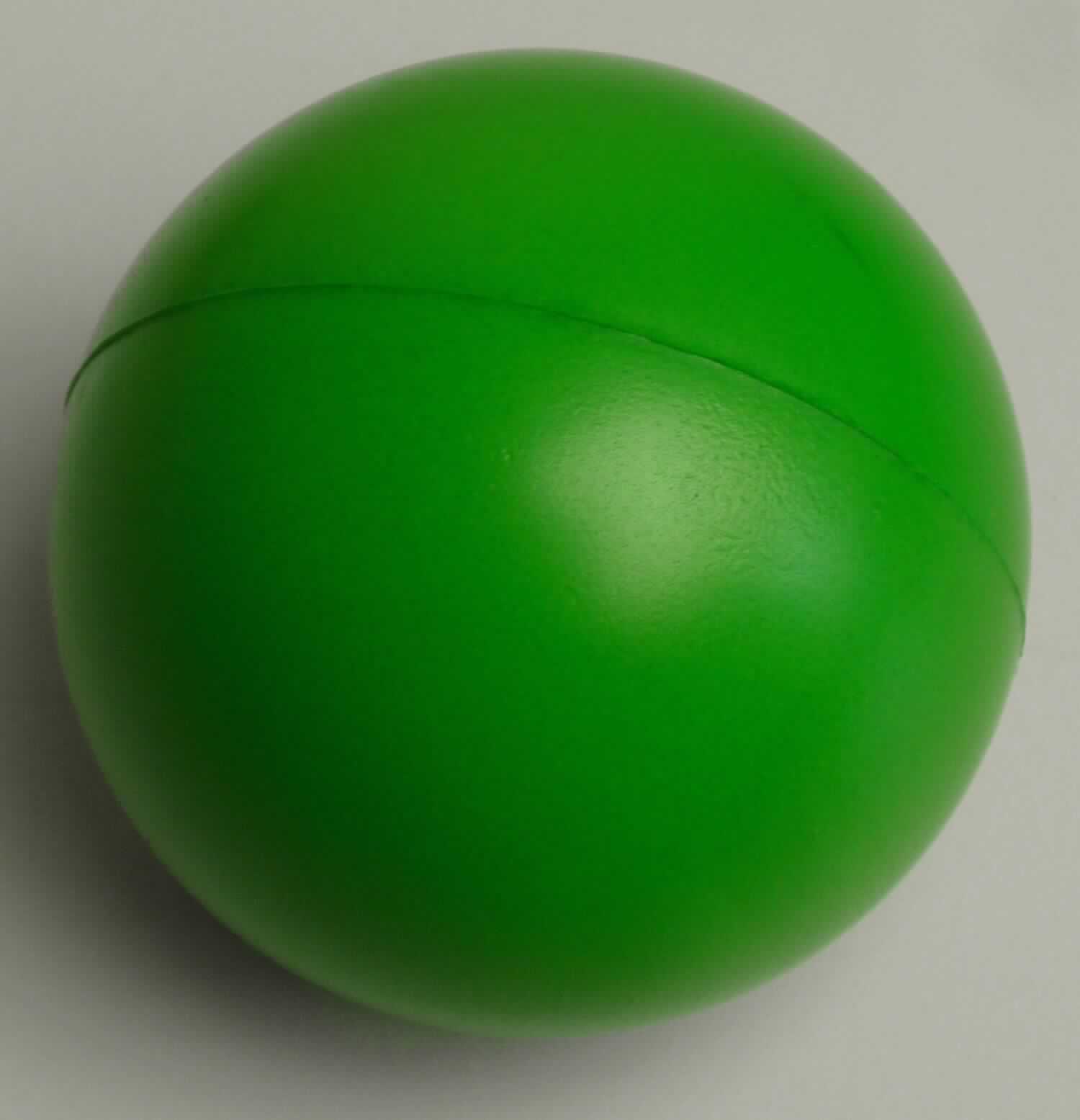 Es handelt sich um einen sog. "Anti-Stress Ball", der laut Angaben des Antragstellers aus weichem Kunststoff (Polyurethan) besteht und einen Durchmesser von ca. 6 cm besitzt. Die beiden grünen Kunststoffsegmente sind miteinander verschweißt.
Der Ball lässt sich in der Hand kneten und stellt danach seine ursprüngliche Form wieder her.

Die Ware ist als "anderer Ausrüstungsgegenstand für die allgemeine körperliche Ertüchtigung als in den Unterpositionen (KN)  9506 1110 bis 9506 6910 genannt" einzureihen.