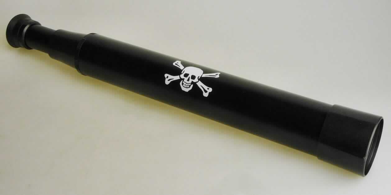 Sog. Piraten Fernrohr (Art. 35017), im Wesentlichen bestehend aus einem schwarzen, 325 mm langen (ausgezogen 400 mm) Kunststoffgehäuse mit einem maximalen Durchmesser von 45 mm, mehreren Linsen und einem aufgedruckten, weißen Totenkopf (äußere Form: siehe Abbildung in der Anlage).

Die Ware dient als Fernrohr der vergößerten Betrachtung entfernter Objekte und ist in einem bedruckten Pappkarton verpackt.

Nicht Position 9503, da die Ware einen eigenen Gebrauchswert hat und in Anwendung der Anmerkung 1 v) zu Kapitel 95 von Kapitel 95 ausgenommen ist.

Die Ware wird als "Fernrohr" eingereiht.