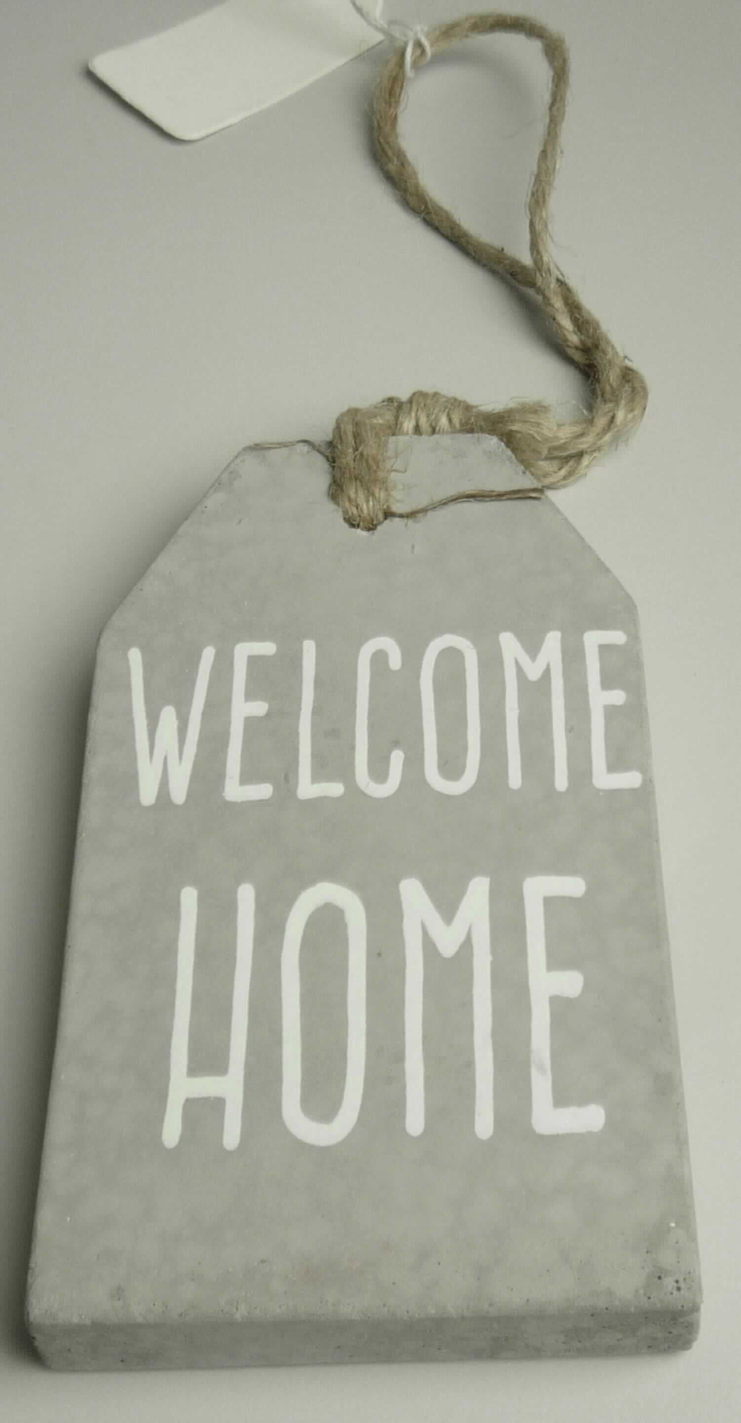 Angaben:
Anhänger, aus Zement, mit aufgemalten Spruch, LBH: 7,5 x 1,5 x 13,5 cm.

Warenbeschaffenheit:
Grauer, flacher Anhänger in Form eines Hauses, mit der Aufschrift "Welcome Home".

Befund:
Waren aus Zement