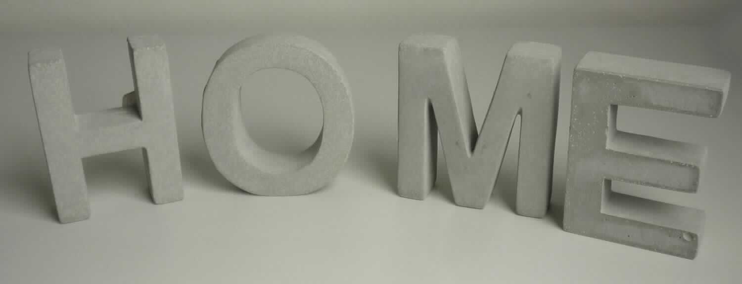 Angaben:
Set/4 "HOME" Dekoelemente, aus Zement, für die Wand, LBH: 33 x 3 x 10 cm.

Warenbeschaffenheit:
Set, bestehend aus 4 grauen Dekobuchstaben , das Wort "HOME" bildend.

Befund:
Waren aus Zement