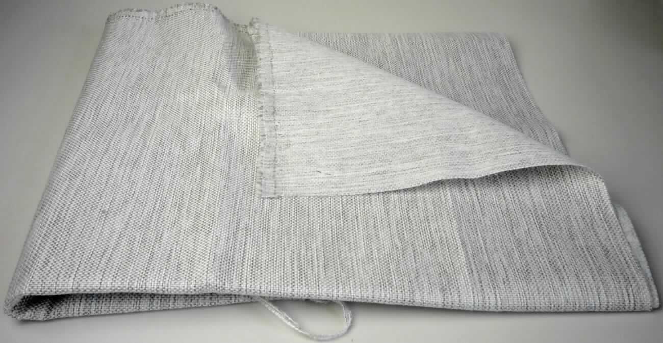 Gewebe, sog. Möbelstoff, Foto siehe Anlage,
- als Meterware, laut Antrag mit einer Breite von ca. 137 cm,
- laut Untersuchungsergebnis:  
-- aus synthetischen Spinnfasern (Polypropylen),
-- buntgewebt,
-- in Leinwandbindung,
-- auf der Rückseite geraut und mit bloßem Auge nicht wahrnehmbar, dünn mit Kunststoff bestrichen.

"Gewebe aus synthetischen Spinnfasern (Polypropylen), mit einem Anteil an diesen Spinnfasern von mehr
 als 85 GHT, buntgewebt"