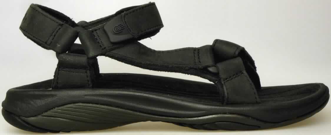 Freizeitsandalen (lt. Antrag: "TEVA Schuh Pretty Rugged Leather Ws, Art.-Nr.: 9093.513 
Größe US 7 und US 8"; Foto siehe Anlage) 
- mit Laufsohlen aus (lt. Antrag) Kautschuk; ohne Hauptsohle aus Holz,
- mit zehenfreiem Oberteil (nicht geschlossenes Blatt) aus Leder (den größten Teil der
  Außenfläche bildend) und Spinnstoff,
- auf das Oberteil ist seitlich ein Stück aus Leder als Verstärkungsteil aufgesetzt,
- mit Klettverschluss,
- ohne Schutz in der Vorderkappe, 
- nicht den Knöchel bedeckend, 
- mit einer größten Höhe des Absatzes und der Sohle von weniger als 3 cm, 
- mit einer Länge der Innensohle von 24 cm oder mehr, 
- für Frauen (u.a. schlanker, femininer Schnitt),
- (lt. Antrag) kein Versand aus Macau

"Schuhe mit Laufsohlen aus Kautschuk und Oberteil aus Leder, 
 andere als in den Unterpositionen 6403 1200 00 bis 6403 9938 91 genannt"