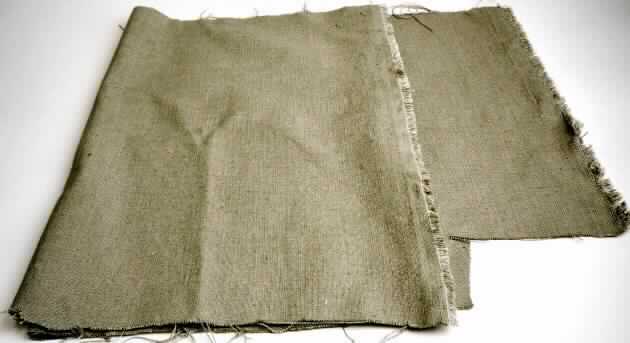 Gewebe, sog. Möbelstoff, Foto siehe Anlage,  
- als Meterware, laut Antrag mit einer Breite von ca. 146 cm,
- laut Untersuchungsergebnis:
-- aus Garnen aus 70 GHT Polyester-Spinnfasern (synthetische Chemiefasern) und 30 GHT Leinen.
-- gefärbt,
-- in Leinwandbindung.

"Gewebe aus synthetischen Spinnfasern, anderes als in den Positionen 5512 bis 5514 genannte,
 aus Polyester-Spinnfasern, ausschließlich mit Leinen gemischt, gefärbt"