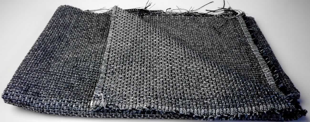 Gewebe, sog. Möbelstoff, Foto siehe Anlage,
- als Meterware, laut Antrag mit einer Breite von ca. 140 cm,
- laut Untersuchungsergebnis:
-- aus ungezwirnten, nicht hochfesten Garnen aus synthetischen Filamenten (Polyester 
   und Polypropylen) und aus Garnen aus synthetischen Spinnfasern (Polyester),
-- mit einem Gesamtanteil an:
--- synthetischen Filamenten von 59,5 GHT,
--- synthetischen Spinnfasern von 40,5 GHT,
-- in Musterbindung,
-- buntgewebt.

"Gewebe aus Garnen aus synthetischen Filamenten, anderes als in den Unterpositionen 5407 10 bis 5407 84
 genannte, buntgewebt"