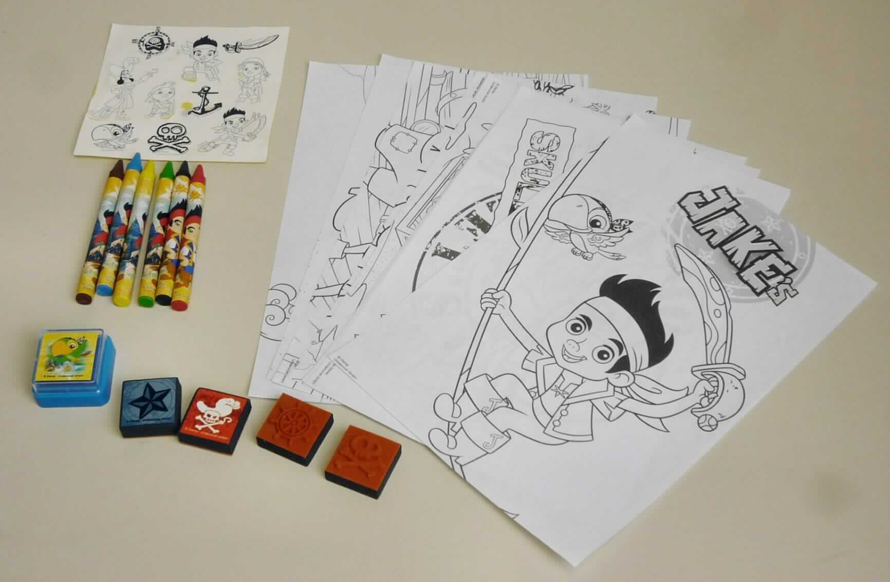 Es handelt sich um eine in einem bunt bedruckten Karton verpackte Warenzusammenstellung in Aufmachung für den Einzelverkauf, sog. "Stamper Fun Set" (Art.: JARS3970), mit folgendem Inhalt:
- vier Stempel mit unterschiedlichen Motiven,
- ein Stempelkissen,
- sechs in einer Kunststofftüte verpackte Wachsmalkreidestifte und 
- Druckerzeugnisse in Form
-- von zehn mit Motiven (Thema: Piraten) zum Ausmalen bedruckten Papierbögen (A5-Format; Pos. 4911) sowie
-- eines Stickerbogens mit 10 abziehbaren, auf der Rückseite mit einer Selbstklebeschicht versehenen Stickern  (Thema: Piraten).

Die auf den Papierbögen aufgedruckten Motive sollen mithilfe der Stifte farbig ausgemalt und zusätzlich mit den thematisch passenden Stempelmotiven sowie Aufklebern dekoriert werden.

Da ein charakterbestimmender Bestandteil nicht feststellbar ist, ist die Warenzusammenstellung der letzgenannten der gleichermaßen in Betracht kommenden Positionen zuzuweisen.

Die Warenzusammenstellung ist als "Stempel für den Handgebrauch" einzureihen.