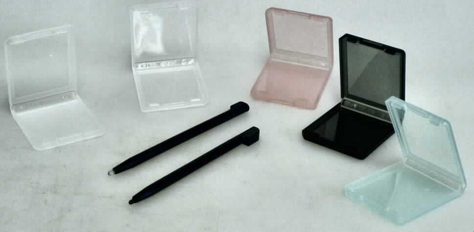 Es handelt sich um fünf Spieleschutzhüllen, so genannte Game cases, aus Kunststoffen im Sinne der Anmerkung 1 zu Kapitel 39.
Die rechteckigen, aufklappbaren Behältnisse (ca. 40 x 30 x 3 mm) dienen zur Aufbewahrung und zum Transport von Spielen für eine Spielekonsole.
Die Spieleschutzhüllen sind gemeinsam mit zwei Touch-Pens in einer Blisterverpackung für den Einzelverkauf aufgemacht. Eine Einreihung als Warenzusammenstellung i. S. d. AV 3 b) kommt wegen des fehlenden gemeinsamen Bedarfs nicht in Betracht. 

Derartige Erzeugnisse werden zolltariflich als "Transport- oder Verpackungsmittel aus Kunststoffen, den Schachteln ähnliche Ware" eingereiht.