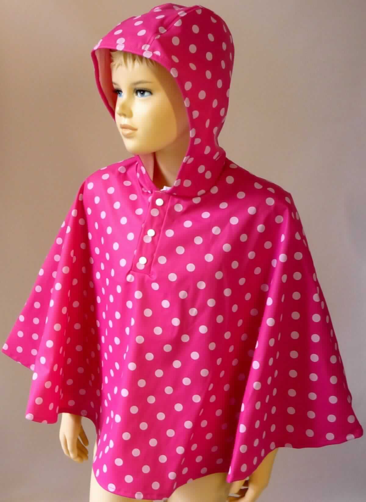 Umhangähnliches Kleidungsstück, sog. Kinder-Regenponcho - Jungen, Art. 288 289, Größe 86, Foto siehe Anlage,
- die Einfuhrware wird durch ein Warenmuster in Kindergröße veranschaulicht,
- aus ca. 0,4 mm dicken, einfarbigen, einseitig (Außenseite) mit einer geprägten Kunststofffolie (laut Antrag
  Polyurethan; kein Zellkunststoff) versehenen Gewirken der Position 5903,
- über den halben Oberschenkel reichend (Rückenlänge laut Antrag: 48 cm), 
- bedeckt die Schultern und die Arme,
- mit einer Kapuze,
- vorn mit einer teilweisen Öffnung mit Druckknopfverschluss von links auf rechts,
- ohne Ärmel oder Armöffnungen,
- am unteren Rand durch Umschlagen und Festnähen gesäumt.
- ist laut Antrag für Kleinkinder mit einer Körpergröße von bis zu 86 cm bestimmt, u. a. damit keine Ware der 
  Position 6101.

"Kleidung für Kleinkinder, aus Gewirken, aus synthetischen Chemiefasern"
