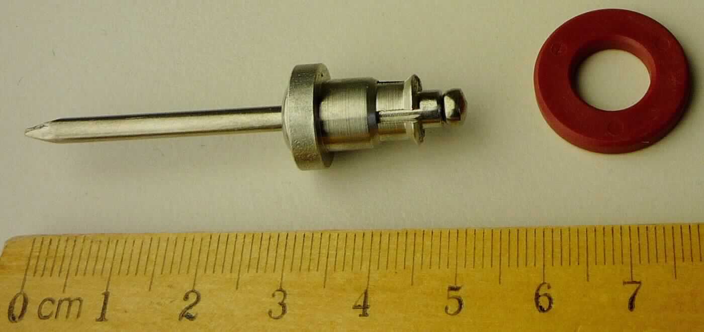 Es handelt sich um Warenzusammenstellungen, bestehend aus
- einem sog. Blindniet aus Stahl (Gesamtlänge: etwa 55 mm, charakterbestimmend), bestehend aus einem Hohlniet mit einem mit einer Spreizhülse mit vier Spreizschlitzen versehenen Setzkopf, einem Nietschaft und einem in den Hohlniet gesteckten Nietdorn, der mit einem kegelförmigen Dornkopf, zugespitztem Ende und im oberen Bereich mit einer Sollbruchstelle versehen ist, und
- einer kreisrunden Scheibe (Außendurchmesser: etwa 20 mm) aus Kunststoff, die mittig mit einer kreisrunden Lochung ausgestattet ist.
Die Erzeugnisse dienen zur unlösbaren Befestigung von Anbauteilen in Plattenwerkstoffen, Unterkonstruktionen und HPL-Fassaden. Dafür werden sie in eine Hinterschnittbohrung gesteckt und der Nietdorn mit Hilfe eines Blindnietsetzgerätes (nicht Gegenstand dieser vZTA) durch den Hohlniet gezogen, wobei der Setzkopf verspreizt und gleichzeitig das Anbauteil befestigt. Nach der Verspreizung reißt der Nietdorn an der Sollbruchstelle ab und wird entsorgt.
Die Waren sind zu jeweils 100 Stück in ein einem Pappkarton für den Einzelverkauf aufgemacht.
- Antragstellerangaben -

Abbildung siehe Anlage. 

Derartige Erzeugnisse gehören als "andere Hohlniete, aus unedlen Metallen" zum TARIC-Code 8308 2000 90.