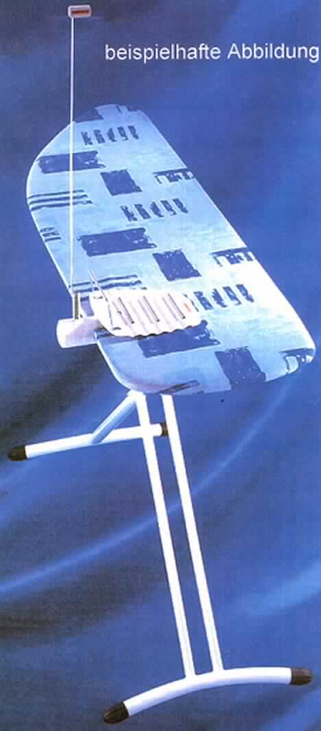 Es handelt sich um zusammenklappbare Erzeugnisse, bestehend aus einem Bügelbrett (Rahmenkonstruktion mit einer Gitterauflage) mit einer Auflagefläche von ca. 137 x 42 cm, die an der Stirnseite eine abgerundete Form aufweist, einem farbigen Bügelbrettbezug aus Spinnstoff mit einer Unterlage aus Vliesstoff, einer am Bügelbrett anzuklemmenden Ablage für das Bügeleisen (ca. 21 x 9 cm) mit einer federnden Kabelführung bzw. -halterung für das Stromzuführungskabel des Bügeleisens, einer Steckdose mit einem ca. 180 cm langen Verlängerungskabel und einem in der Höhe verstellbaren Untergestell mit zwei Standfüßen, deren Enden mit Kunststoffkappen versehen sind. 
Das Bügelbrett, die Ablage für das Bügeleisen und das Untergestell bestehen aus Stahlblech und sind lackiert. 
Die Erzeugnisse sind in einer Kunststofffolie mit einer bedruckten Papiereinlage verpackt.
- Antragstellerangaben -

Abbildung siehe Anlage.


Derartige Erzeugnisse gehören als "andere Hauswirtschaftsartikel aus Stahl (Bügelbretter)" zur Codenummer 7323 9900 10 des Integrierten Zolltarifs der EG (TARIC).