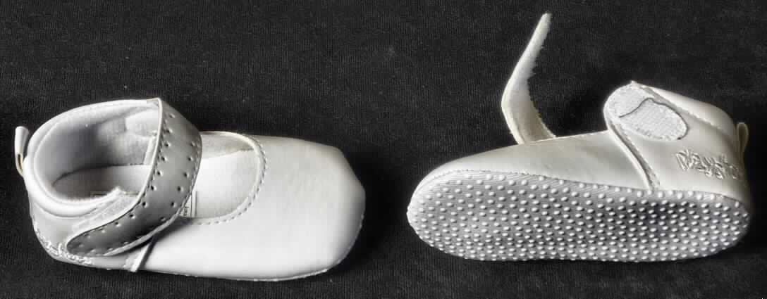 Schuhe (lt. Antrag: "Babysandalen", Foto siehe Anlage)
- mit Laufsohlen aus Spinnstoff (den größten Teil Berührungsfläche mit dem Boden bildend) 
  und Kunststoffnoppen (der Spinnstoff erfüllt die an eine normal genutzte Laufsohle eines 
  Kleinkinderschuhs gestellten Anforderungen hinsichtlich Dauerhaftigkeit, 
  Widerstandsfähigkeit usw.),
- mit Oberteil aus Kunststoff (Spinnstoff mit einer mit bloßem Auge wahrnehmbaren 
  Außenschicht aus Kunststoff),
- auf das Oberteil ist ein Hinterriemen aus Kunststoff als Verstärkungsteil aufgesetzt,
- mit Klettverschluss,
- paarweise in einer klarsichtigen Kunststoffverpackung für den Einzelverkauf aufgemacht

"Schuhe mit Laufsohlen aus Spinnstoffen und Oberteil aus Kunststoff, andere als in den 
 Unterpositionen 6405 1000 bis 6405 9010 genannt"