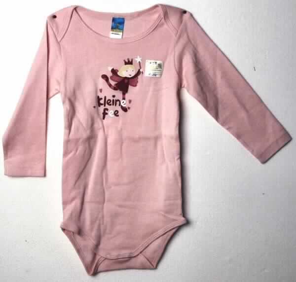 Einteilige Unterwäsche, sog. Langarm-Body (Art.-Nr. 122378-R "Rosa Fee"), Größe 86/92, siehe Foto,
- aus 0,8 mm dicken, einfarbigen Gewirken aus laut Antrag 100% Baumwolle,
- einteilig, den Rumpf bedeckend; im oberen Teil in der Art eines Unterhemdes gearbeitet,
  wobei das Rückenteil im Schulterbereich nach vorne verlängert ist und eine Überlappung 
  (sog. "amerikanischer Schlupf") bildet, der untere Teil ist in der Art eines Slips mit
  Druckknöpfen im Schritt gefertigt,
- mit rundem Ausschnitt, 
- ohne Öffnung und ohne Verschluss; ohne Merkmale, die auf den Trägerkreis 
  (Mädchen oder Knaben) schließen lassen (unisex),
- mit langen Ärmeln,
- vorn mit einem Motivaufdruck "kleine Fee",
- aufgrund der Größe 86/92 keine Kleidung für Kleinkinder (Position 6111).

"Andere Unterwäsche (Body), aus Gewirken, für Mädchen, nicht in den Unterpositionen 610811
 bis 610839 genannt, aus Baumwolle"