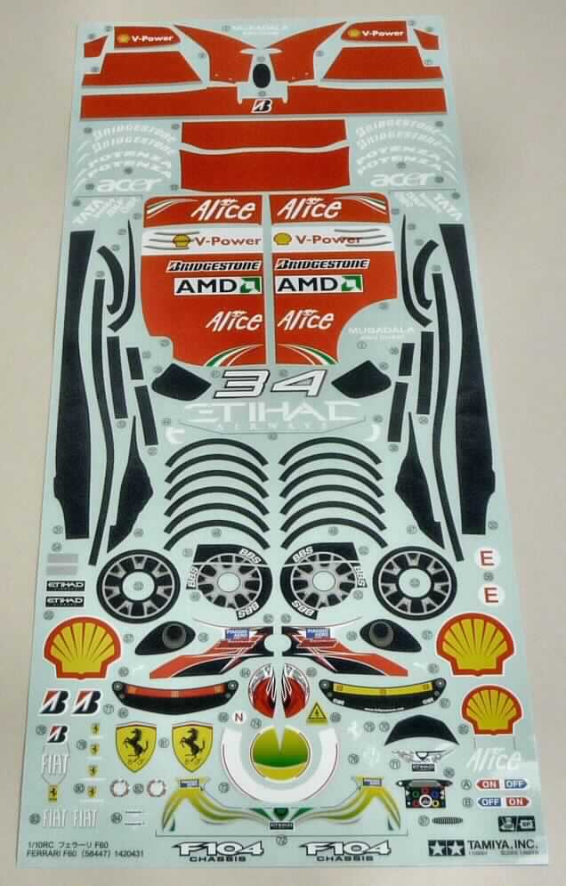 Es handelt sich um einen Bogen mit Aufklebern mit den Abmessungen ca. 40 x 17  cm, der alle Aufkleber für den Bausatz des maßstabsgetreu verkleinerten Modells Ferrari F60 enthält. Mit Hilfe der Aufkleber bekommt das Modell innen und vor allem außen sein spezielles Aussehen. Die Aufkleber sind auf Grund ihrer Form und der Aufschriften nur für dieses Modell verwendbar.

Sie werden als ein erkennbares Teil für ein maßstabsgetreu verkleinertes Modell zum Zusammenbauen eingereiht.
