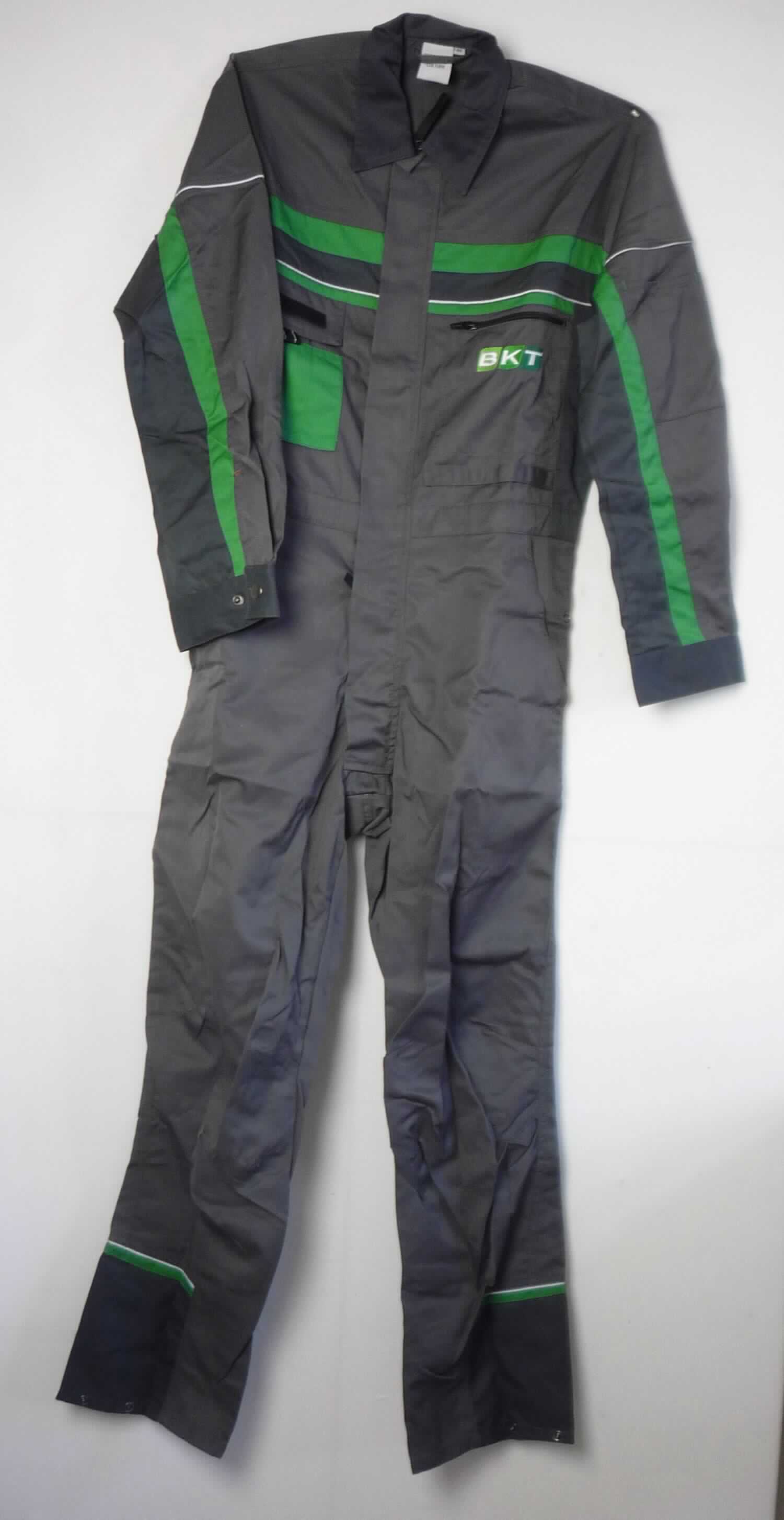 Overall, in Erwachsenengröße, Foto siehe Anlage,
- aus ca. 0,4 mm dicken, strapazierfähigen, köperbindigen, einfarbigen Geweben aus laut Antrag 65 % Polyester 
  (synthetische Chemiefasern) und 35 % Baumwolle,
- einteilig; den ganzen Körper mit Ausnahme der Hände, der Füße und des Kopfes bedeckend, damit keine Ware
  der Position 6203,
- ungefüttert,
- mit einem Umlegekragen,
- vorn mit einer bis zum Schritt reichenden Öffnung mit Reißverschluss, verdeckt von einer Patte mit 
  Druckknopfverschluss von links auf rechts (Männerkleidung),
- mit langen Ärmeln; an den Abschlüssen mit Druckknopfverschluss zu verengen,
- mit einem aufgenähten Flauschband im rechten Brustbereich,
- im linken Brustbereich und hinten in Höhe der Schulterblätter jeweils mit aufgesticktem Firmenlogo,
- mit verschiedenen Taschen, teilweise mit Reiß- bzw. Klettverschluss, seitlich im Bereich der Hüfte mit zwei 
  offenen Eingriffstaschen sowie zwei Eingriffsöffnungen mit Druckknopfverschluss, 
- an den Beinabschlüssen gesäumt, mit Druckknopfverschluss zu verengen,
- u. a. aufgrund des zweckbestimmten Schnitts, des strapazierfähigen Materials und der Ausstattung erkennbar 
  dazu bestimmt, ausschließlich oder hauptsächlich zum Schutz anderer Kleidungsstücke und/oder Personen bei 
  der Ausübung einer Gewerbe- oder Berufstätigkeit getragen zu werden.

"Andere Kleidung (Overall), aus Geweben, für Männer, aus Chemiefasern, Arbeits- und Berufskleidung"