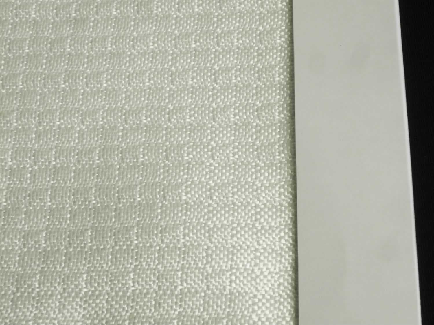 Gewebe aus Glasfasern, Foto siehe Anlage,
- lt. Untersuchungsergebnis:
- - Gewebe in dichtgewebter Musterbindung (keine Leinwandbindung), 
- - aus gezwirnten Garnen aus textilen Glasfilamenten (keine Rovings),
- lt. Antrag als Meterware auf Rollen mit einer Breite von 1 m bis 2 m,
- lt. Antrag mit einem Quadratmetergewicht von 800 g,
- zur Verwendung im Hitzeschutzbereich.
 
"Ware aus Glasfasern, Gewebe, andere als aus Glasseidensträngen (Rovings), mit einer Breite von mehr als
 30 cm, andere als in Leinwandbindung, andere als offenmaschige Gewebe"
