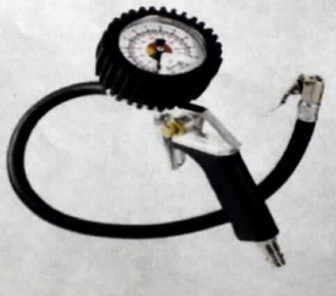 Druckluft Reifenfüllpistole,
Handgriff mit Betätigungshebel und integriertem Luftauslassventil (Hauptfunktion) aus Gusseisen, mit Manometer. Am Handgriff ist ein 40 cm langer Schlauch befestigt, der mit einem speziellen Klemmaufsatz versehen ist. Der Handgriff verfügt über ein Gewinde.
Das Gerät dient dem Befüllen von z.B. Auto- oder Fahrradreifen mit Luft (siehe Abbildung).

Die Druckluft Reifenfüllpistole ist als "Armatur, keine Ware der Unterpositionen 8481 1005 bis 8481 8069, Ventil aus Gusseisen" einzureihen.