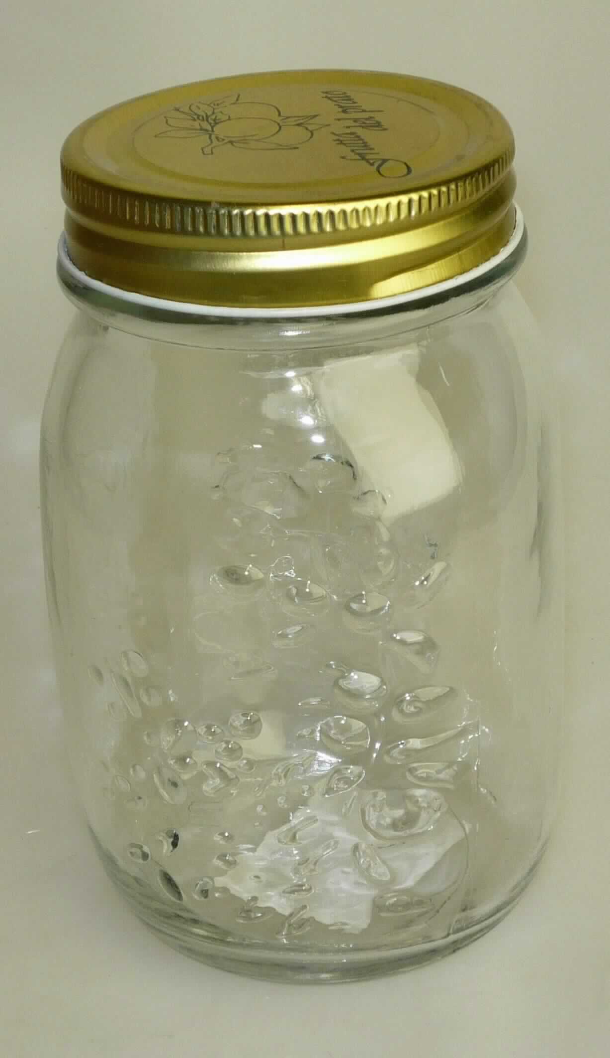 Haushaltskonservengläser mit Schraubdeckel, sog. Four Seasons Dose 480 cl, Art.-Nr. 18400, Abbildung siehe 
Anlage, 
- annähernd zylinderförmiges Behältnis aus klarsichtigem, gewöhnlichem Glas, oben mit breiter Öffnung, 
- mit einer strukturierten Außenseite veziert, 
- mit den Abmessungen von ca. 8,4 (L) x 8,4 (B) x 13,7 (H) cm, 
- am oberen Rand mit einem Schraubgewinde ausgestattet, 
- mit einem bedruckten Deckel aus unedlem Metall, 
- das Glasbehältnis bestimmt nach dem Umfang und der Bedeutung des Stoffes in Bezug auf die Verwendung 
  den wesentlichen Charakter der zusammengesetzten Ware.

"Haushaltskonservengläser"