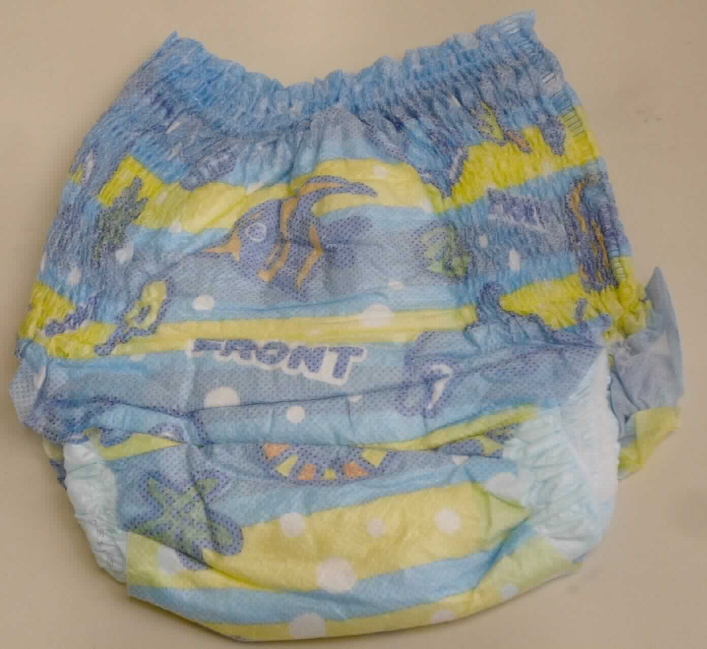 Bei den als "Baby Schwimmwindelhöschen" bezeichneten Waren handelt es sich nach den zur Veranschaulichung vorgelegten Warenmustern und den ergänzenden Angaben des Antragstellers um einen mehrlagigen Einwegartikel in Form einer Windelhose für Babys und Kinder zum Gebrauch im Schwimmbad, mit folgendem Lagenaufbau (von innen nach außen):
- eine Außenlage aus einem Vlies aus Chemiefasern,
- eine Zwischenlage aus Tissue-Papier, 
- eine Innenlage aus weichen, watteähnlichen Zellstofffasern,
- eine Zwischenlage aus Tissue-Papier,
- eine Zwischenlage aus Kunststofffolie,
- eine Zwischenlage aus einem Vlies aus Chemiefasern und
- eine Außenlage aus einem Vlies aus Chemiefasern, das auf der
  Außenseite neben den Wörtern "Front" und "Back" mit Abbildungen
  von Meerestieren (z. B. Delfine, Wale) farbig bedruckt ist.  
Im Taillen- sowie im Leistenbereich ist die Windelhose mit eingebetteten, gummielastischen Fäden ausgestattet. Die Ware ist zu drei Stück in einer farbig bedruckten Tüte aus Kunststoff verpackt. 

Abbildung siehe Anlage.

Derartige Waren gehören als "Windeln für Säuglinge und Kleinkinder, aus anderen Spinnstoffen als Spinnstoffwatte, andere als aus Gewirken oder Gestricken" zum TARIC-Code 9619 00 50 90, da es sich zolltarifrechtlich um eine aus verschiedenen Stoffen zusammengesetzte Ware handelt, deren wesentlicher Charakter nach dem Umfang durch den Vliesstoff aus Chemiefasern bestimmt wird.