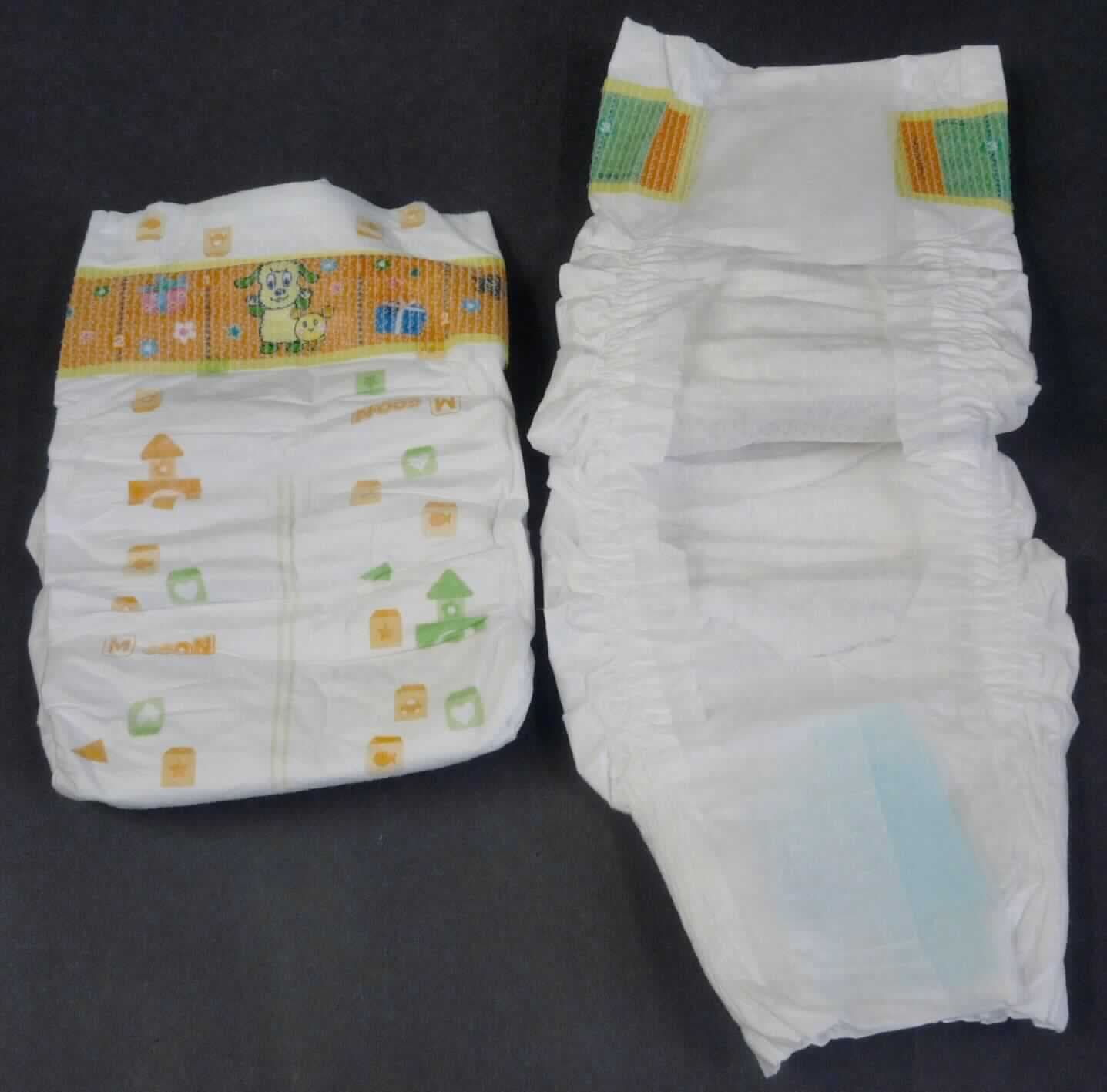 Bei den als "Babywindeln" bezeichneten Waren handelt es sich nach dem zur Veranschaulichung vorgelegten Warenmuster und den ergänzenden Angaben des Antragstellers um einen mehrlagigen Einwegartikel in Form einer Windel für Babys und Kleinkinder, mit folgendem Lagenaufbau (von innen nach außen):
- eine Außenlage aus einem Vlies aus Chemiefasern,
- eine mehrlagig aufgebaute Saugeinlage, bestehend aus
- - einer Außenlage aus Tissue-Papier,
- - einer watteartigen Innenlage aus Halbstoff aus Baumwolle
    (lt. Antrag) mit Superabsorber und
- - einer Außenlage aus Tissue-Papier,
- eine Zwischenlage aus Kunststofffolie und
- eine Außenlage aus einem farbig bedruckten Vlies aus
  (lt. Antrag: Chemiefasern), mit einem Streifen aus bedruckter,
  gelochter Kunststofffolie versehen.
Im Taillen- sowie im Leistenbereich ist die Windel mit eingebetteten, gummielastischen Fäden ausgestattet. Daneben ist die Windel mit zwei Klettverschlüssen zum Fixieren der Windel am Körper ausgestattet. 

Abbildung siehe Anlage.

Derartige Waren gehören als "Windeln für Säuglinge und Kleinkinder, aus Papierhalbstoff, Papier, Zellstoffwatte oder Vliesen aus Zellstofffasern" zum TARIC-Code 9619 00 81 10, da es sich zolltarifrechtlich um eine aus verschiedenen Stoffen zusammengesetzte Ware handelt, deren wesentlicher Charakter nach dem Umfang durch den Halbstoff aus Baumwolleund das Papier der Saugeinlage bestimmt wird.