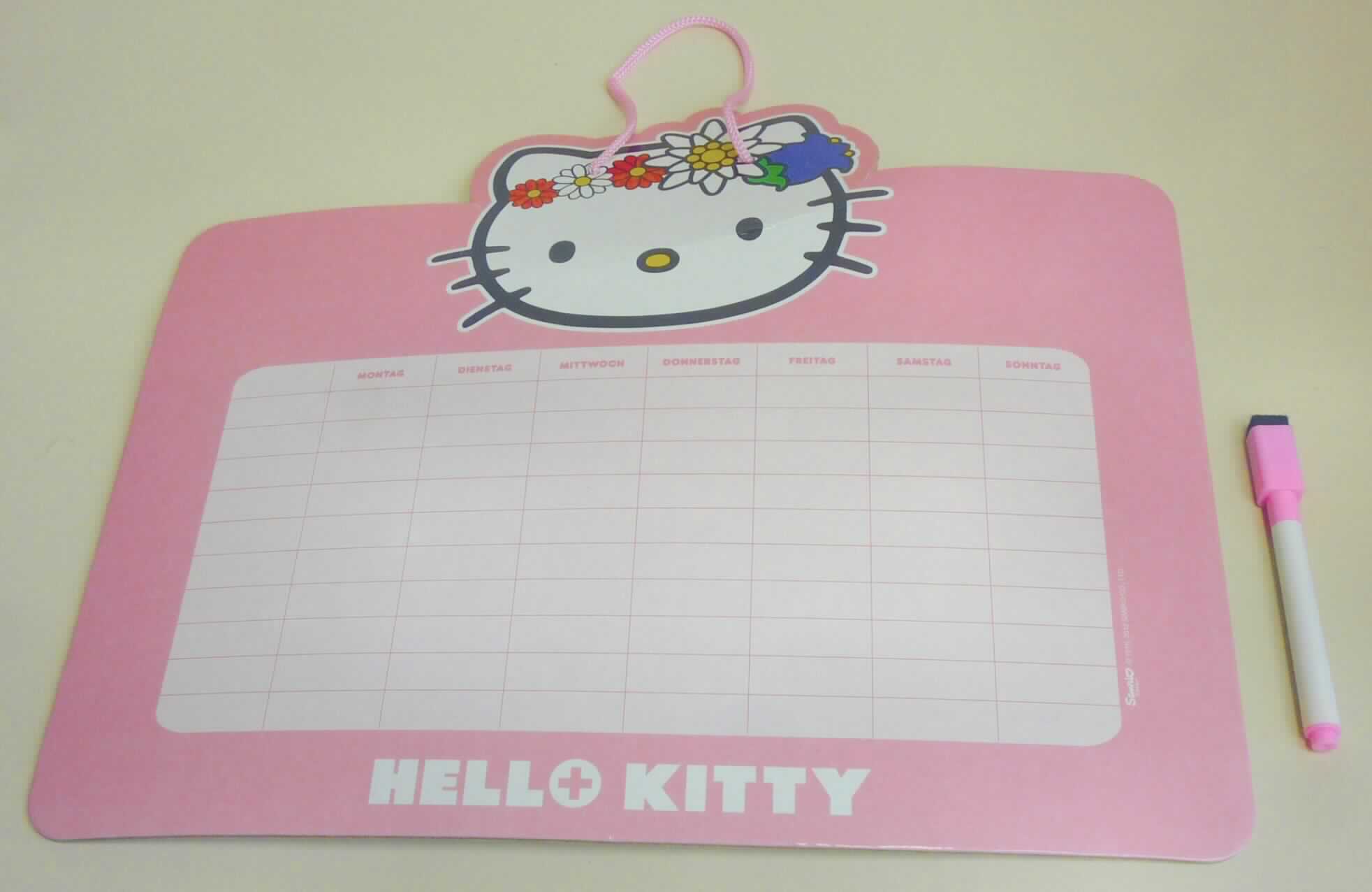 Bei der sog. "Hello Kitty Stundenplantafel", handelt es sich um eine Warenzusammenstellung in Aufmachung für den Einzelverkauf, bestehend aus einer Tafel zum Schreiben (charakterbestimmend im Hinblick auf den Umfang und die Bedeutung für die Verwendung) und einem Schreibstift mit poröser Spitze.

Die Tafel (Maße: ca. 23 x 35 cm) besteht aus beidseitig mit Papier beklebter Pappe. Die Schauseite ist mit einer dünnen Kunststofffolie überzogen und mit einem Wochenstundenplan in Tabellenform und der stilisierten Abbildung eines Katzenkopfes sowie der Aufschrift "Hello Kitty" bedruckt. Die Tafel ist mit einem Spinnstoffband zum Aufhängen versehen und zum Beschreiben mit dem beiliegenden Stift geeignet. 

Der Stift besteht aus einem Kunststoffgehäuse mit z. T. eckiger Verschlusskappe. Die Schreibspitze ist spitz zulaufend mit poröser Spitze. Im eckigen Ende der Verschlusskappe steckt ein herausnehmbarer, ca. 2 x 1 x 0,9 cm großer, filzartiger, schwarzer Schwammzuschnitt zum Abwischen der Tafel. Das Schreibgerät stellt sich als charakterbestimmend für die aus Stift und Schwammzuschnitt zusammengesetzte Ware dar.

Die Tafel und der Stift sind gemeinsam als Set in einer klarsichtigen Kunststofftüte für den Einzelverkauf verpackt.

Die Warenzusammenstellung ist als "Tafel zum Schreiben" einzureihen.