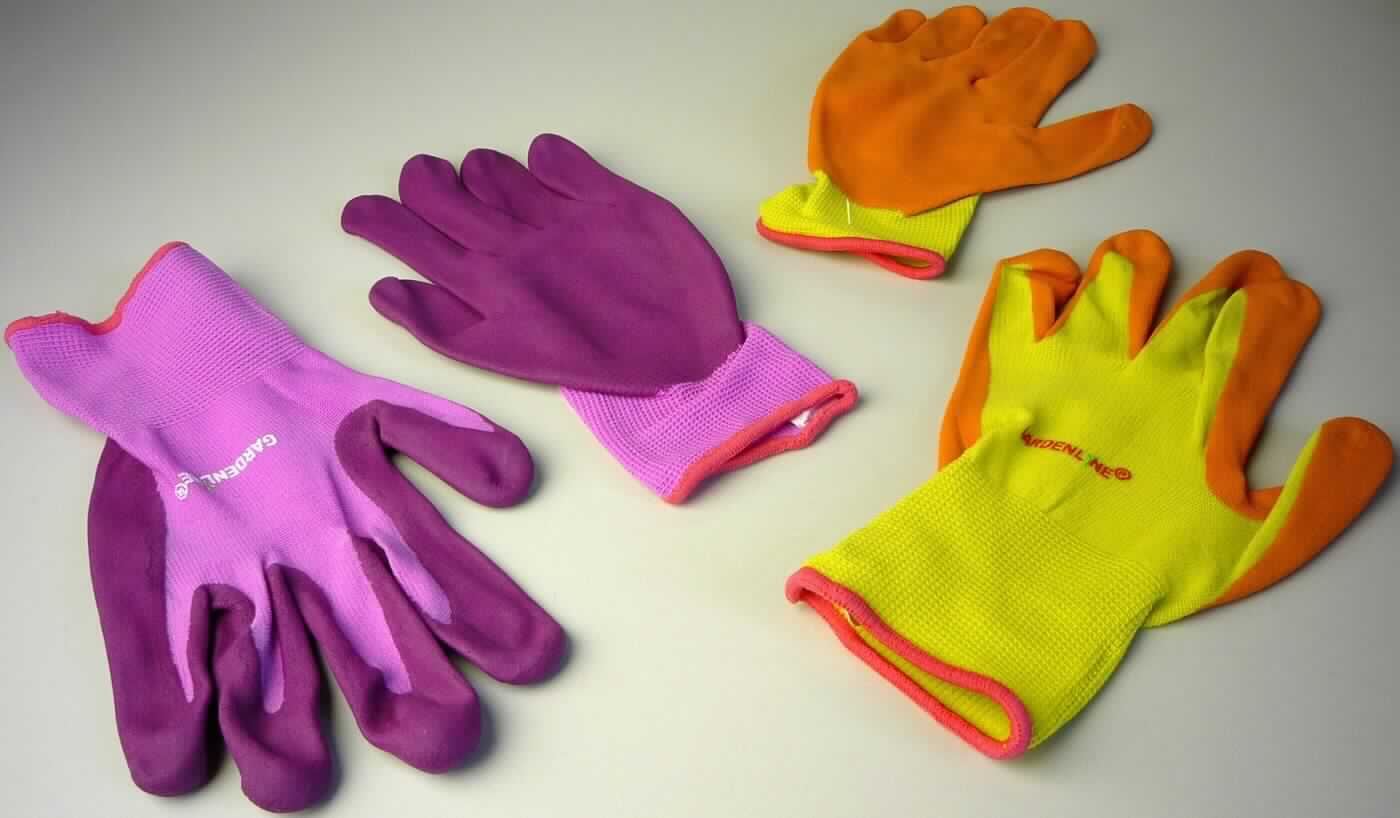 Fingerhandschuhe, sog. Gartenhandschuhe Sensitive Touch, Art. 288176, Größe S, Foto siehe Anlage,
- mit zwei Paar in einem bedruckten Polybeutel verpackt,
- als Fünffingerhandschuhe gearbeitet,
- aus einfarbigen Gewirken aus laut Antrag 100 % Polyamid (synthetische Chemiefasern),
- abgepasst gewirkt,
- nachträglich mit Ausnahme des größten Teils der Stulpe, des Handrückens und Teilen der Fingeraußenseiten
  einseitig (Außenseite) im Tauchverfahren mit laut Antrag Nitril (Kautschuk; kein Zellkautschuk) überzogen,
- mit einer elastischen Stulpe,
- am unteren Rand durch eine kontrastfarbene Überwendlichnaht gesäumt.

"Fingerhandschuhe, aus Gewirken, mit Kautschuk überzogen"