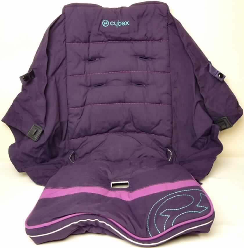 Teil für Kinderwagen, Sitzbezug, sog. Seatcover, Fotos siehe Anlage,
- gepolsterter Bezug für einen Kinderwagen (Buggy), Abmessungen: Länge ca. 80 cm x 
  Breite ca. 30 cm; rechts und links zusätzlich mit jeweils einem dreieckigen Stoffzuschitt 
  als Seitenteil,
- auf der Rückseite des Rücken- und Kopfteils mit einer eingearbeiteten Kunststoff- 
  verstärkung und doppellagig gearbeitet, um den Bezug über das Kinderwagengestell zu 
  ziehen,
- sowohl im Rücken- als auch im Sitzbereich mit Aussparungen zum Durchzug von 
  Sicherungsgurten,
- wird unmittelbar auf das Kinderwagengestell aufgezogen und dient dort als Liege- und 
  Sitzpolster; durch die spezifische Form und Ausstattung erkennbar ausschließlich für
  Kinderwagen bestimmt.

"Teil für Kinderwagen, Sitzbezug"