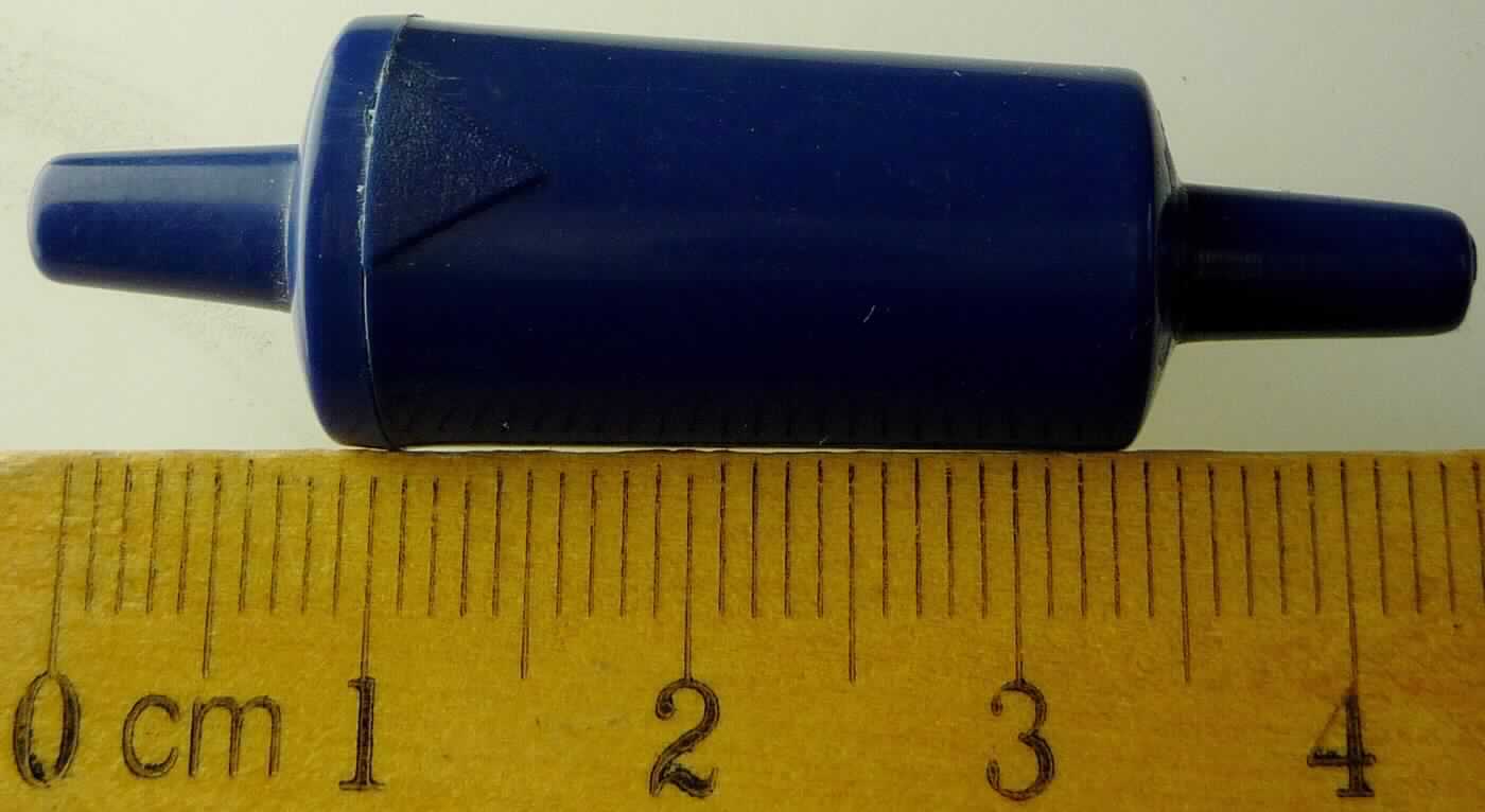 Es handelt sich bei der Ware "schegoLUX-Rückschlagventil" um ein Rückschlagventil aus blauem Kunststoff. Das 4,6 cm lange Erzeugnis besteht aus einem Gehäuse mit beidseitigen Anschlussmöglichkeiten / Öffnungen. 
Das RSV wird dazu verwendet, durch Öffnen und Schließen des Verschlusselements einen Flüssigkeitsstrom nur in eine Richtung zu ermöglichen. Dadurch wird ein Zurückfließen des Durchgangsmediums verhindert.

Das Rückschlagventil ist in einer Kunststofftüte verpackt. 

Die Ware ist als "Armatur für Rohr- oder Schlauchleitungen, Rückschlagventil, nicht aus Gusseisen oder Stahl, nicht für bestimmte Luftfahrzeuge" einzureihen.