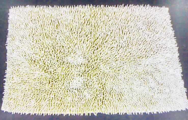 Teppich aus Spinnstoffen, sog. Badeteppich Nan0888582 Kat5051, siehe Foto,
- rechteckig; in den Abmessungen: 60 cm x 90 cm,
- getuftet (Nadelflor); in einen textilen, gewebten Grund ist nachträglich ein
  ca. 3,5 cm hoher Flor aus laut Etikett 100% Baumwolle eingezogen worden,
- an den Rändern gesäumt (somit konfektioniert); mit einem etwa 1 cm breiten,
  florlosen Rand (deshalb keine Fliese),
- kennzeichnet sich durch seine Festigkeit, Dicke und Steifheit als Fußbodenbelag.