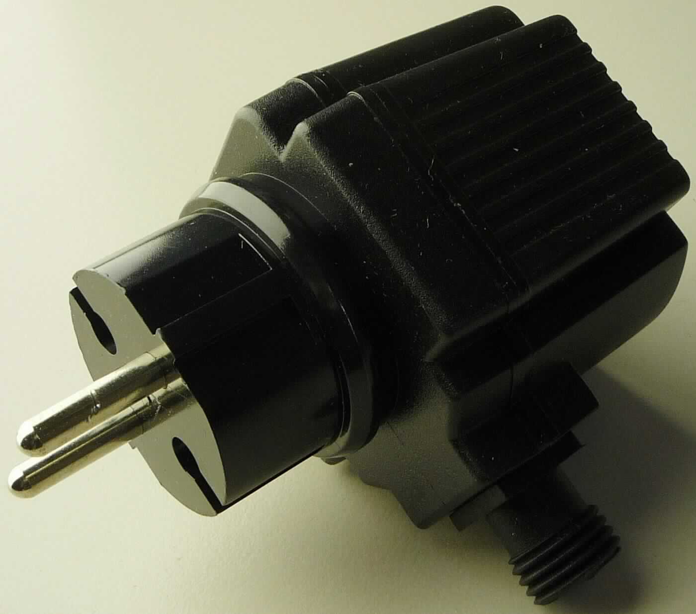 Transformator, sog. "schegoLUX-Transformator 20W" (Art.-Nr. 320),
- in einem Kunststoffgehäuse mit integriertem Eurostecker und einem Anschlüssstück,
- zur Umwandlung von 230V Wechselspannung in 12V Wechselspannung,
- mit einer Leistung von 20 W (= VA),
- zur Verwendung für die Stromversorgung von Teich-/Aquariumsbeleuchtungen,
- IP 64 gegen Staub abgedichtet und spritzwassergeschützt,
- verpackt in farbig bedrucktem Pappkarton.

Das Erzeugnis ist als "anderer elektrischer Transformator als Vorschaltgeräte für Entladungslampen und Transformatoren mit Flüssigkeitsisolation, mit Leistung von 1kVA oder weniger, andere als Messwandler, andere als von den TARIC-Unterpositionen 8504 3180 10 bis 8504 3180 40 erfasst" einzureihen.