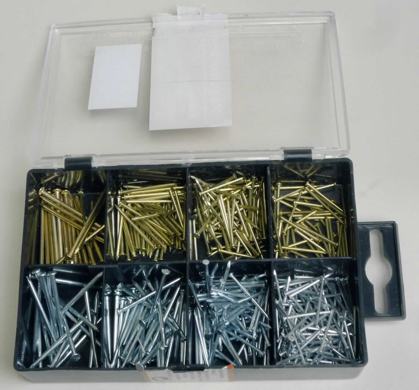 Es handelt sich um Sets (490-teilig), bestehend aus aus Eisen oder Stahl gefertigten
-  Nägeln mit einem Durchmesser von ca. 1,2 mm und einer Länge von ca. 20 mm,
-  Nägeln mit einem Durchmesser von ca. 1,4 mm und einer Länge von ca. 25 mm,
-  Nägeln mit einem Durchmesser von ca. 1,6 mm und einer Länge von ca. 30 mm,
-  Nägeln mit einem Durchmesser von ca. 1,8 mm und einer Länge von ca. 35 mm,
- Nägeln mit einem messingfarbenem Überzug mit einem Durchmesser von ca. 1,8 mm und
  einer Länge von ca. 35  mm,
- Nägeln mit einem messingfarbenem Überzug mit einem Durchmesser von ca. 1,4 mm und
  einer Länge von ca. 25  mm,
- Nägeln mit einem messingfarbenem Überzug mit einem Durchmesser von ca. 1,2 mm und 
  einer Länge von ca. 20 mm.
Die Nägel sind im oberen Bereich des Schafts mit Rillen versehen. 
Die Erzeugnisse sind gemeinsam in einer achtfach unterteilten Kunststoffbox verpackt.
-Antragstellerangaben- 

Abbildung siehe Anlage. 

Derartige Erzeugnisse gehören als "andere Nägel aus Draht aus Eisen oer Stahl" zur Codenummer 7317 0060 00 des Zolltarifs.