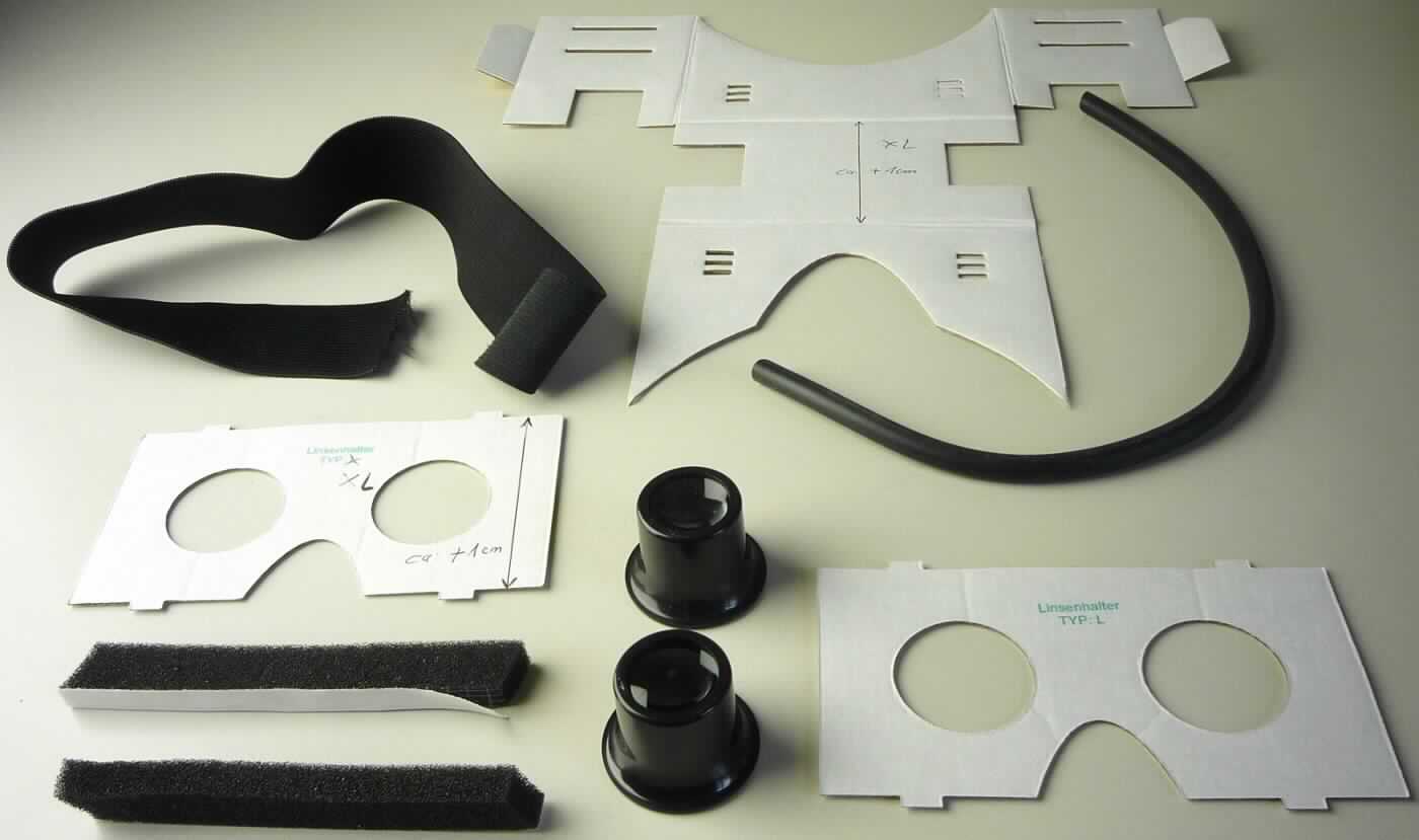 Sog. Refugio 3D-Brille für Smartphones, im Wesentlichen bestehend aus einer noch nicht zusammengesetzten, brillenähnlichen Vorrichtung mit zwei optischen Kunststofflinsen. Nach dem Zusammensetzen der einzelnen Bestandteile (drei fertig zugeschnittene Pappteile, eine Schaumstoffschiene, zwei optische Linsen, ein Kopfband) dient die Vorrichtung zum Betrachten von auf Smartphone abgespielten Videos im 3D-Format (äußere Form siehe Abbildung in der Anlage).

Die in einem Pappkarton verpackte Ware wird als "brillenähnliche Ware, keine Sonnenbrille, mit Brillengläsern aus Kunststoff" eingereiht.