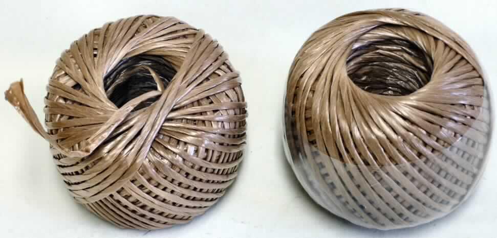 Streifen, sog. Paketschnur, Art. 709, Foto siehe Anlage
- laut Untersuchungsergebnis 
-- aus synthetischer Spinnmasse (laut Antrag aus Polypropylen),
-- mit einer augenscheinlichen Streifenbreite von etwa 2 - 3 mm,
-- gefaltet und gedreht,
- als sog. 2er Set aus zwei Knäuel für den Einzelverkauf aufgemacht.

"Streifen aus synthetischer Spinnmasse, mit einer augenscheinlichen
  Breite von weniger als 5 mm, aus Polypropylen"