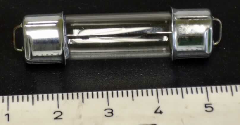 Halogenglühlampe
- aus einer mit Halogen gefüllter Glasröhre mit Glühwendel, beidseitigen Stahlkappen und 
  Anschlusskontakten (Gesamtlänge 43,69 mm),
- für eine Spannung von 13,5 Volt, mit einer Leistung von 6 Watt,
- zur Verwendung als Innenraumleuchte in Kraftfahrzeugen.
  (Abbildung siehe Anlage)

"Elektrische Glühlampen, keine Ware der KN-Unterposition 8539 10,
 Wolfram-Halogen-Glühlampen, nicht von der für Krafträder und andere Kraftfahrzeuge 
 verwendeten Art, für eine Spannung von 100 Volt oder weniger, nicht für die elektrische 
 Beleuchtung für bestimmte Luftfahrzeuge"