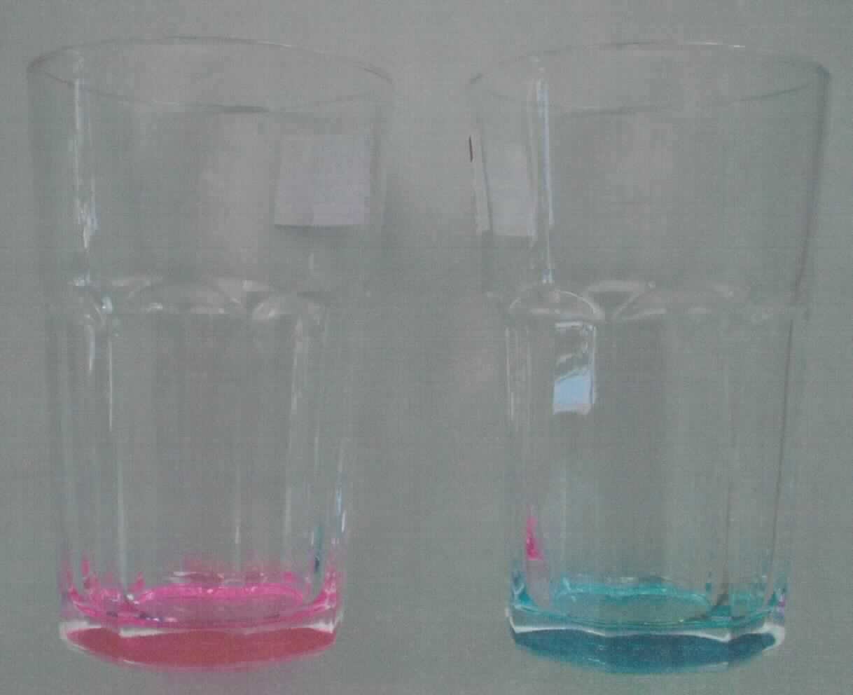 Glasware zur Verwendung bei Tisch, sog. Trinkglas (2er Set, ein Warenmuster wurde nicht vorgelegt, Einreihung 
anhand der Antragsangaben), Abbildung siehe Anlage, 
- zylindrisch geformtes Trinkglas ohne Stiel, 
- aus gewöhnlichem, klarsichtigem Glas, mit blau oder pinkfarben durchgefärbtem Boden, 
- mechanisch gefertigt, 
- mit einem abgerundeten oberen Rand, 
- nicht anders (weitergehend) bearbeitet, 
- mit einer Höhe von 12 cm und einem Durchmesser (unten) von 5,7 cm.

"Glasware zur Verwendung bei Tisch, Trinkglas ohne Stiel, aus gewöhnlichem, nicht vorgespanntem Glas, 
 mechanisch gefertigt, nicht geschliffen oder anders bearbeitet"