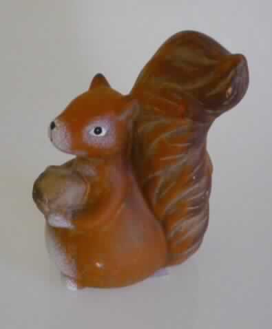Keramische Ziergegenstände, sog. Deko-Figur "Eichhörnchen" (2fach sortiert), siehe Foto, 
- unglasierte, überwiegend braun bemalte, innen hohle, stilisierte Eichhörnchenfigur, 
- mit Abmessungen von ca. 7 x 12 x 16 cm, 
- keramisches Erzeugnis, nach der Formgebung gebrannt, tonmineralhaltiges Material 
  enthaltend, 
- nach dem Ergebnis der augenscheinlichen Untersuchung handelt es sich um feine Erden 
  (rotbrauner Scherben, inhomogene Bestandteile mit bloßem Auge nicht erkennbar, nicht 
  durchscheinend, mit einem Stahlnagel ritzbar, an der Zunge haftend), 
- handgearbeitet (lt. Antragsangaben).