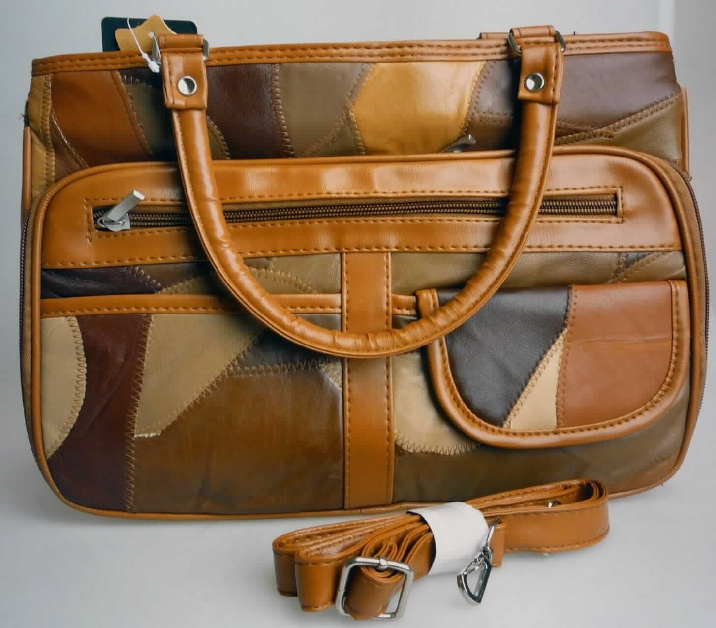 Handtasche, sog. Einkaufstasche/Freizeittasche aus Leder, Art. Nr. 62138, Foto siehe Anlage,
- mit einer Außenseite überwiegend aus Leder (patchworkartig zusammengenähte Lederstücke),
- am Bodenteil mit einer Außenseite aus Kunststofffolie,
- das Leder bestimmt nach dem Umfang den Charakter der Außenseite,
- mit einem abnehmbaren und verstellbaren Schultertrageriemen,
- mit zwei Handtragegriffen,
- mit einem aufgesetzten Vorfach mit Reißverschluss, einem darauf eingesetzten Reißverschlussfach und
  zwei aufgesetzten Einsteckfächern, eines davon mit Überschlagklappe mit Klettverschluss,
- mit einem auf der Rückseite aufgesetzten Einsteckfach mit Klettverschluss,
- mit zwei Hauptfächern, jeweils mit einem entlang dem oberen Rand verlaufenden Reißverschluss zu öffnen,
- mit einem eingesetzten Reißverschlussfach in einem Hauptfach,
- mit einer Größe von ca. 33 x 12 x 23,5 cm,
- Handtasche, da aufgrund der Form, der Größe und des Gesamteindrucks in erster Linie dazu bestimmt, 
  kleinere persönliche Gegenstände aufzunehmen,
- ohne Hinweise auf Handarbeit.

"Handtasche, mit Außenseite aus Leder, nicht handgearbeitet"