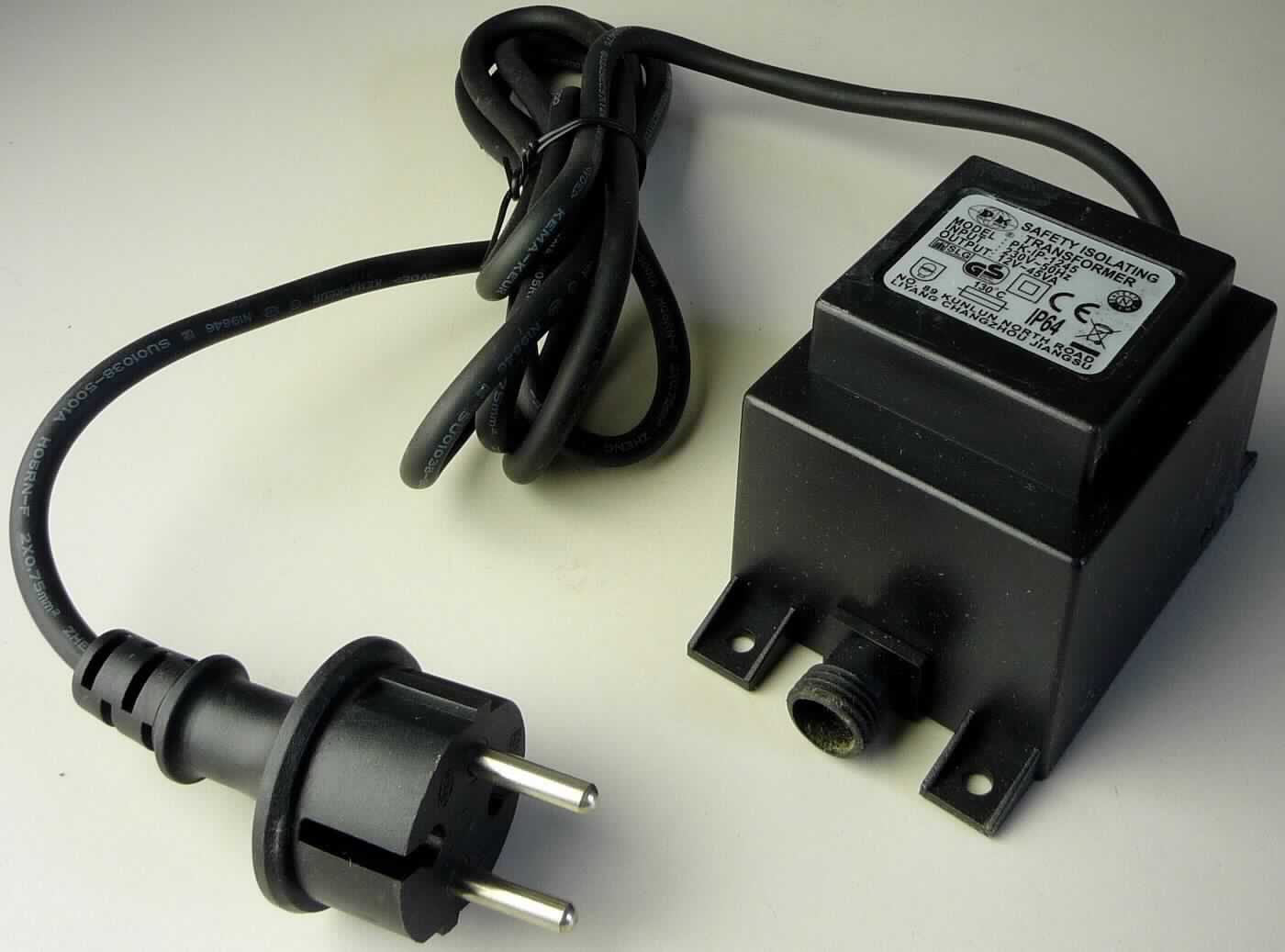 Transformator, sog. "schegoLUX-Transformator 45W" (Art.-Nr. 321),
- in einem Kunststoffgehäuse mit Anschlusskabel mit Eurostecker,
- zur Umwandlung von 230V Wechselspannung in 12V Wechselspannung, mit einer Leistung 
  von 45 W (= VA),
- zur Verwendung für die Stromversorgung von Teich-/Aquariumsbeleuchtungen,
- IP 44 spritzwassergeschützt,
- mit Anschlusskabel und Netzstecker,
- verpackt in farbig bedrucktem Pappkarton.

Das Erzeugnis ist als "anderer elektrischerTransformator als Vorschaltgeräte für Entladungslampen und Transformatoren mit Flüssigkeitsisolation, mit einer Leistung von 1kVA oder weniger, andere als Messwandler, andere als von den TARIC-Unterpositionen 8504 3180 10 bis 8504 3180 40 erfasst" einzureihen.