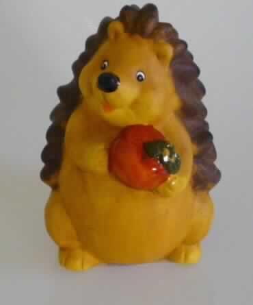 Keramische Ziergegenstände, sog. Deko-Figur "Igel" (2fach sortiert), siehe Foto, 
- unglasierte, bunt bemalte, innen hohle, stehende, stilisierte Igelfigur, mit Apfel in den 
  "Händen", 
- mit einem Durchmesser von ca. 10,5 cm und einer Höhe von ca. 16 cm, 
- keramisches Erzeugnis, nach der Formgebung gebrannt, tonmineralhaltiges Material 
  enthaltend, 
- nach dem Ergebnis der augenscheinlichen Untersuchung handelt es sich um feine Erden 
  (rotbrauner Scherben, inhomogene Bestandteile mit bloßem Auge nicht erkennbar, nicht 
  durchscheinend, mit einem Stahlnagel ritzbar, an der Zunge haftend), 
- handgearbeitet (lt. Antragsangaben).