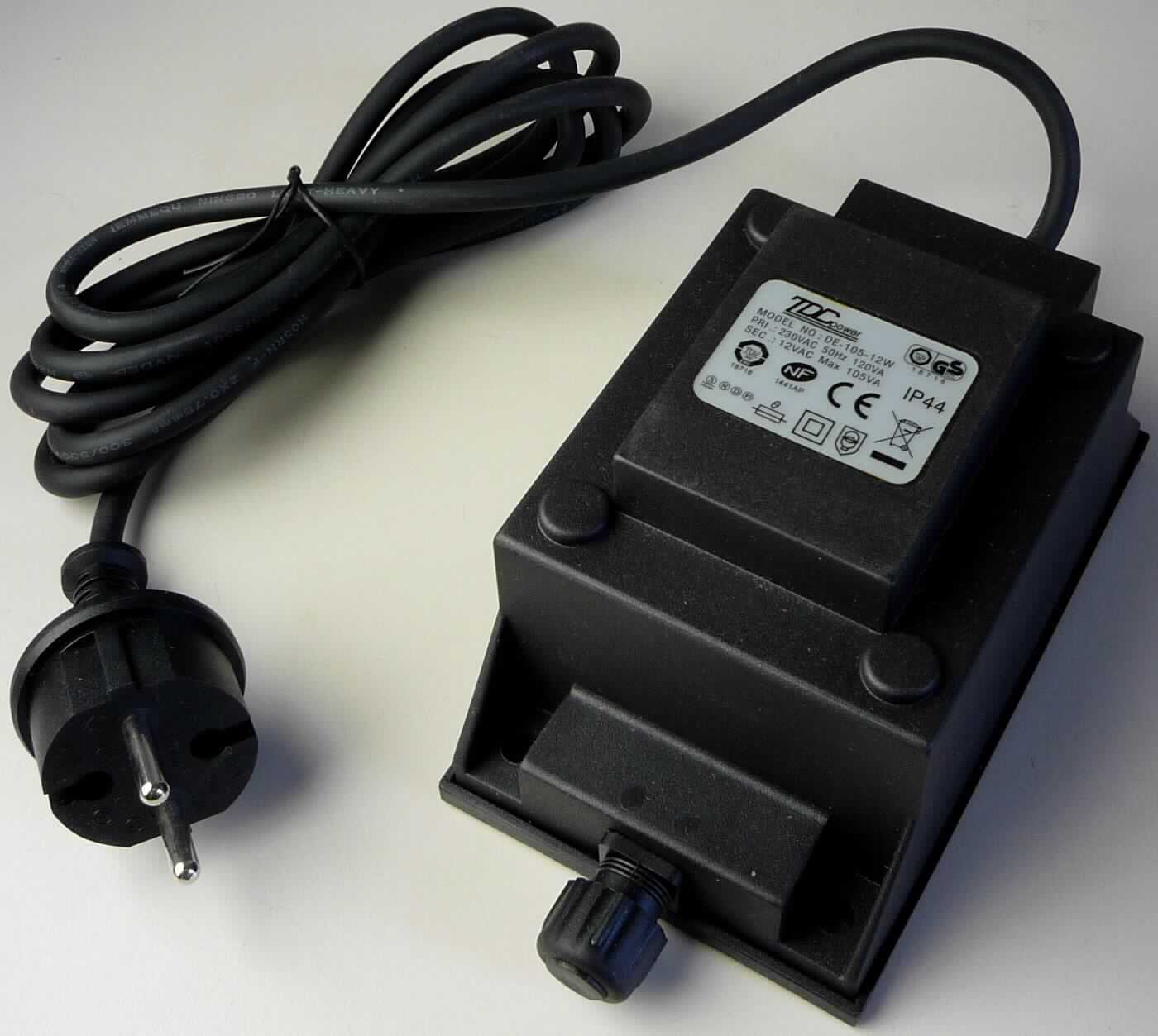 Transformator, sog. "schegoLUX-Transformator 105W" (Art.-Nr. 322),
- in einem Kunststoffgehäuse mit Anschlusskabel mit Eurostecker, 
- zur Umwandlung von 230V Wechselspannung in 12V Wechselspannung, 
- mit einer Leistung von 105 W (= VA),
- zur Verwendung für die Stromversorgung von Teich-/Aquariumsbeleuchtungen,
- IP 44 spritzwassergeschützt,
- mit Anschlusskabel und Netzstecker,
- verpackt in farbig bedrucktem Pappkarton.

Das Erzeugnis ist als "anderer elektrischerTransformator als Vorschaltgeräte für Entladungslampen und Transformatoren mit Flüssigkeitsisolation, mit Leistung von 1kVA oder weniger, andere als Messwandler, andere als von den TARIC-Unterpositionen 8504 3180 10 bis 8504 3180 40 erfasst" einzureihen.