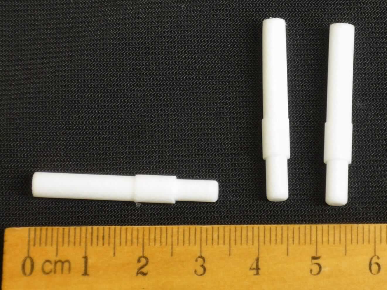 Es handelt sich um ein Teil eines Markers in Form eines weißen Tintenleitereinsatzes, bestehend aus einem Stäbchen aus porösem Polyethylen. Der sich an einem Ende verjüngende Tintenleitereinsatz ist ca. 32 mm lang und besitzt einen Durchmesser von ca. 4 mm. 

Die Ware ist erkennbar zur Verwendung in einem Markierstift bestimmt und dient zum Transport der Tinte vom Vorratsbehälter im Schreibgerät zur Schreibspitze.

Das Erzeugnis ist als "anderes Teil für einen Markierstift mit Filzspitze oder anderer poröser Spitze, keine Schreibfeder oder Schreibfederspitze" einzureihen.