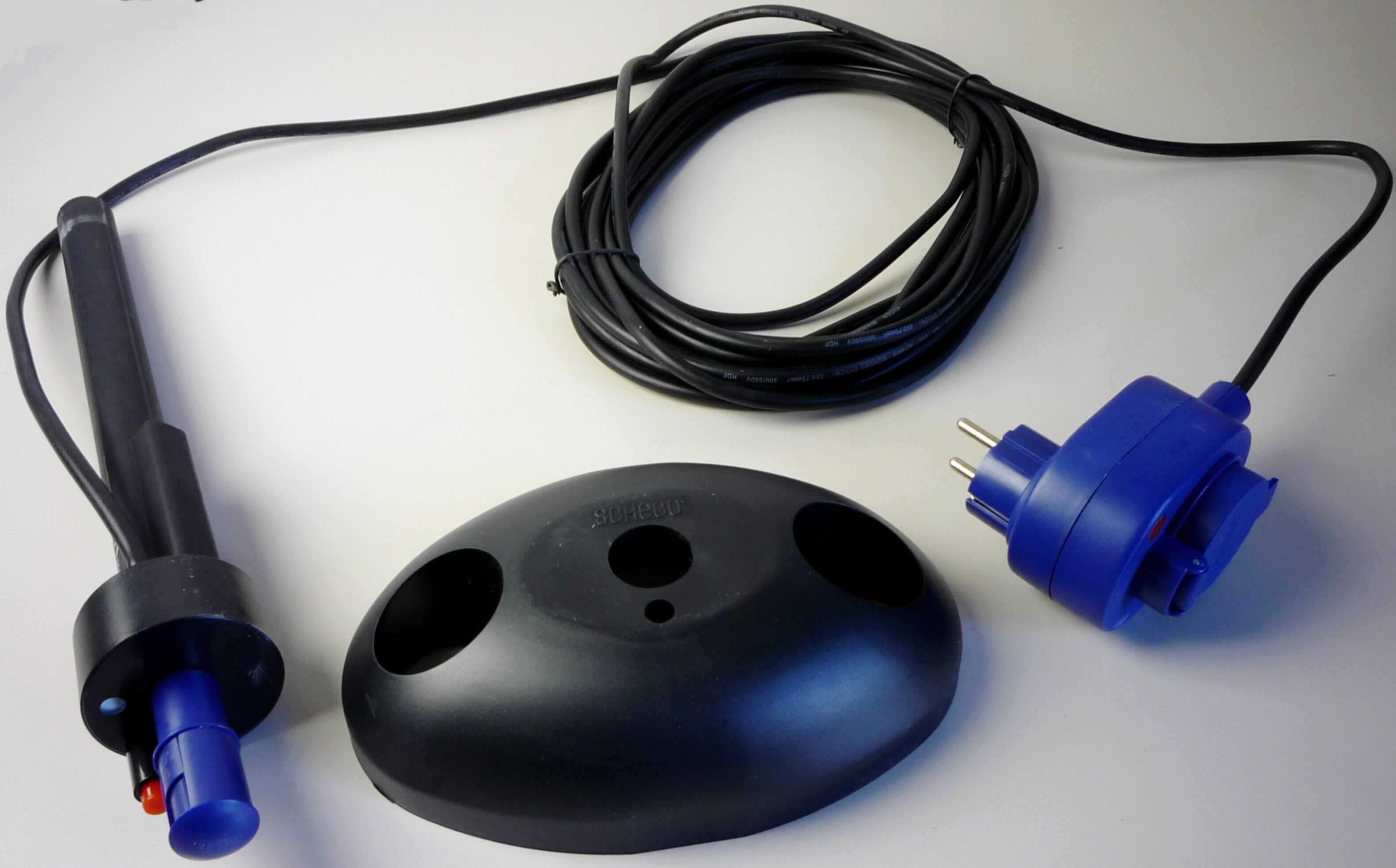 schegotherm-vario Teichheizung (Abbildung siehe Anlage)
- aus einem stabförmigen Heizelement in einem Kunststoffkörper (Länge 378 mm) mit Elektronik
  zum Erwärmen von Wasser sowie mit Anschaltautomatik (sog. Frostwächter), mit fest 
  angebrachtem Netzkabel sowie daran befindlicher Steuerbox mit Einstellrad zum Regeln der
  Heizleistung, noch nicht zusammengesetzt mit Schwimmer aus Kunststoff mit Styroporkern,
- für eine Spannung von 230 Volt bei einer Leistung von 100 - 300 Watt,
- zum Erwärmen von Wasser in Gartenteichen, um diese eisfrei zu halten,
- zusammen mit Bedienungsanleitung (Beipack) in einer gemeinsamen Verkaufsumschließung.
Die Teichheizung bestimmt den Charakter des Ganzen.

"Elektrischer Tauchsieder, kein Durchlauferhitzer (Teichheizung, noch nicht zusammengesetzt, in funktioneller Einheit mit Steuerbox, in Warenzusammenstellung mit nicht charakterbestimmendem Beipack) - Teichheizung"