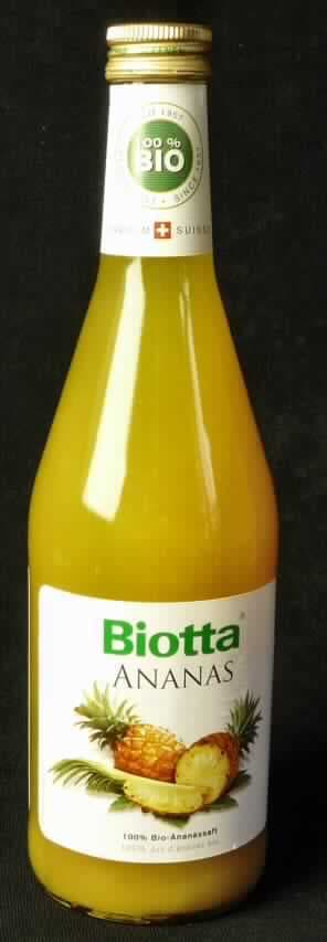 Ananassaft.

Antragsangaben (als zutreffend unterstellt): Biotta Bio Ananas, Ananassaft.

Untersuchungsergebnis: gelbe, feinstverteiltes Fruchtfleisch enthaltende Flüssigkeit, süß, leicht säuerlich, nach Ananassaft schmeckend, aufgemacht in Glasflaschen mit einem Inhalt von 0,5 l.
Etikettaufdruck (auszugsweise): "Biotta Ananas, 100 % Ananassaft."
Brixwert (gemäß Angabe): 13,7 oder weniger
Zugesetzter Zucker im Sinne der ZAnm 5a) 3. Anstrich zu Kap 20: nicht enthalten.

Ananassaft, nicht gegoren, ohne Zusatz von Alkohol, mit einem Brixwert von 20 oder weniger, keinen zugesetzten Zucker enthaltend.